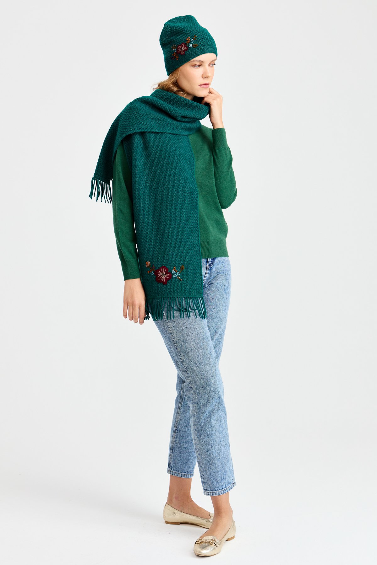 22028Женская шерстяная шапка с вышивкой зеленый