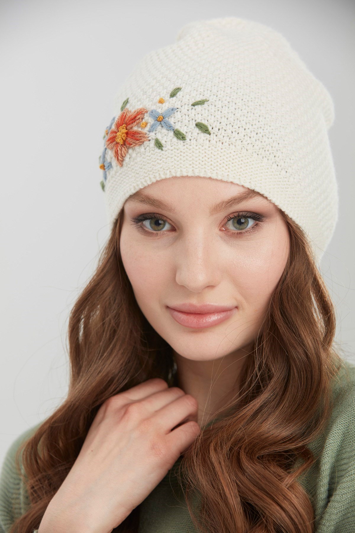 22028Kadın İşlemeli Yün Bere Kemik