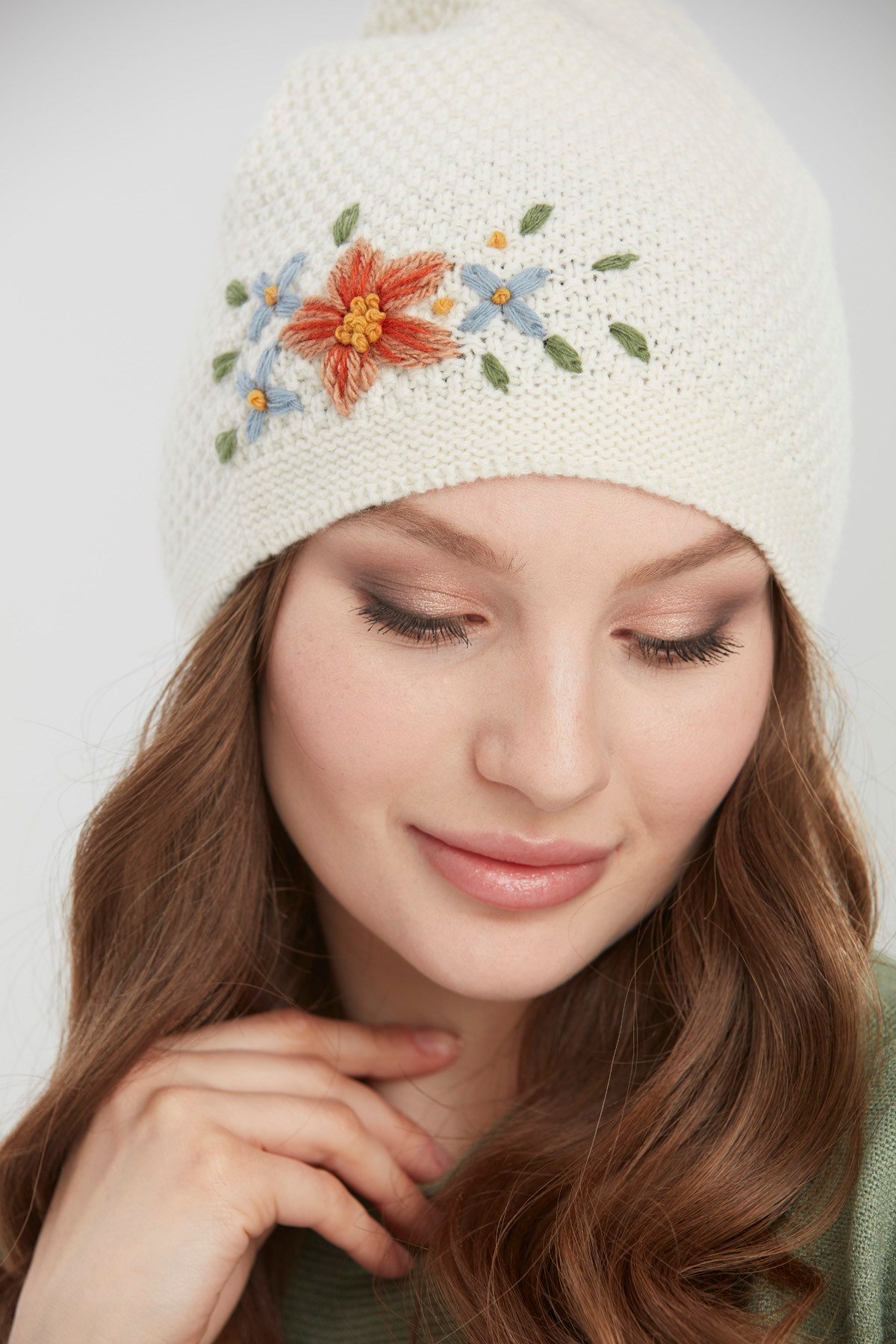 22028Kadın İşlemeli Yün Bere Kemik