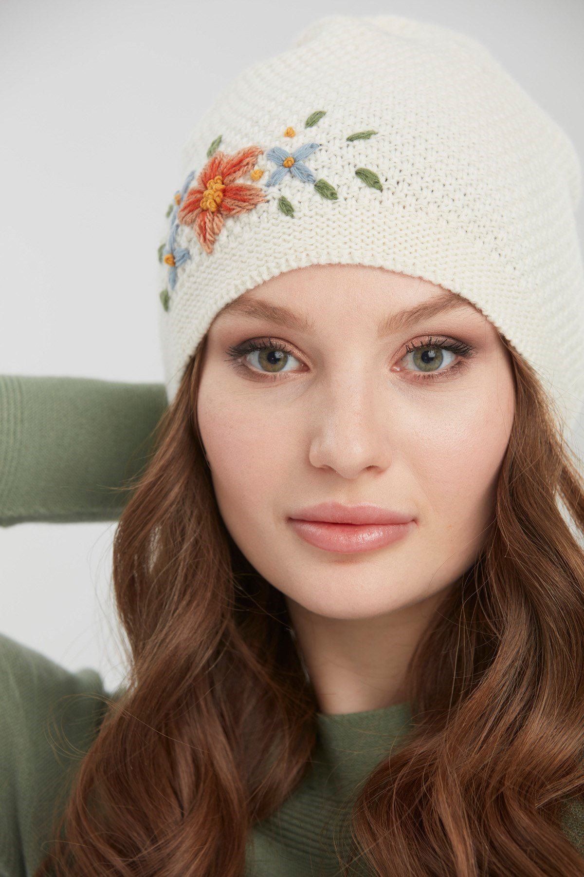 22028Kadın İşlemeli Yün Bere Kemik