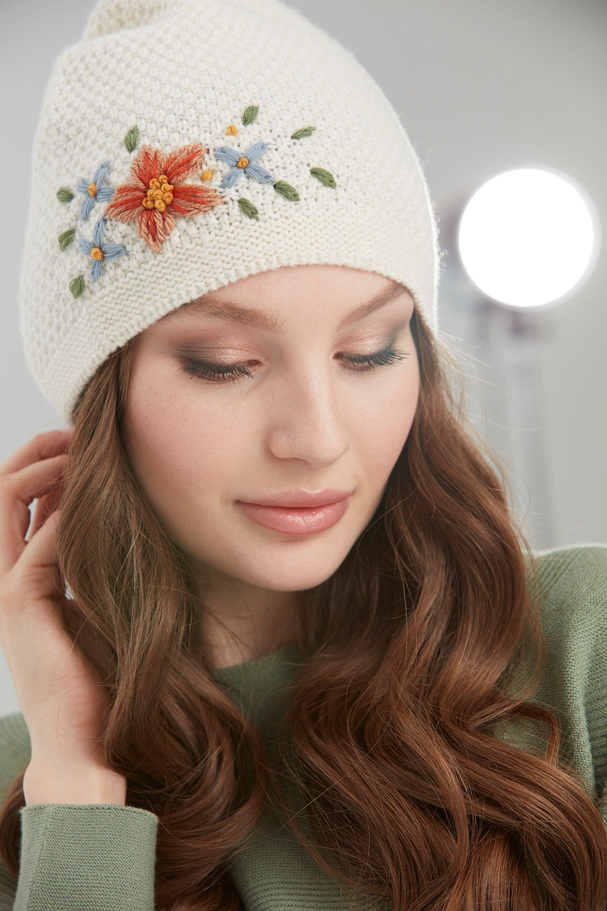 22028Kadın İşlemeli Yün Bere Kemik