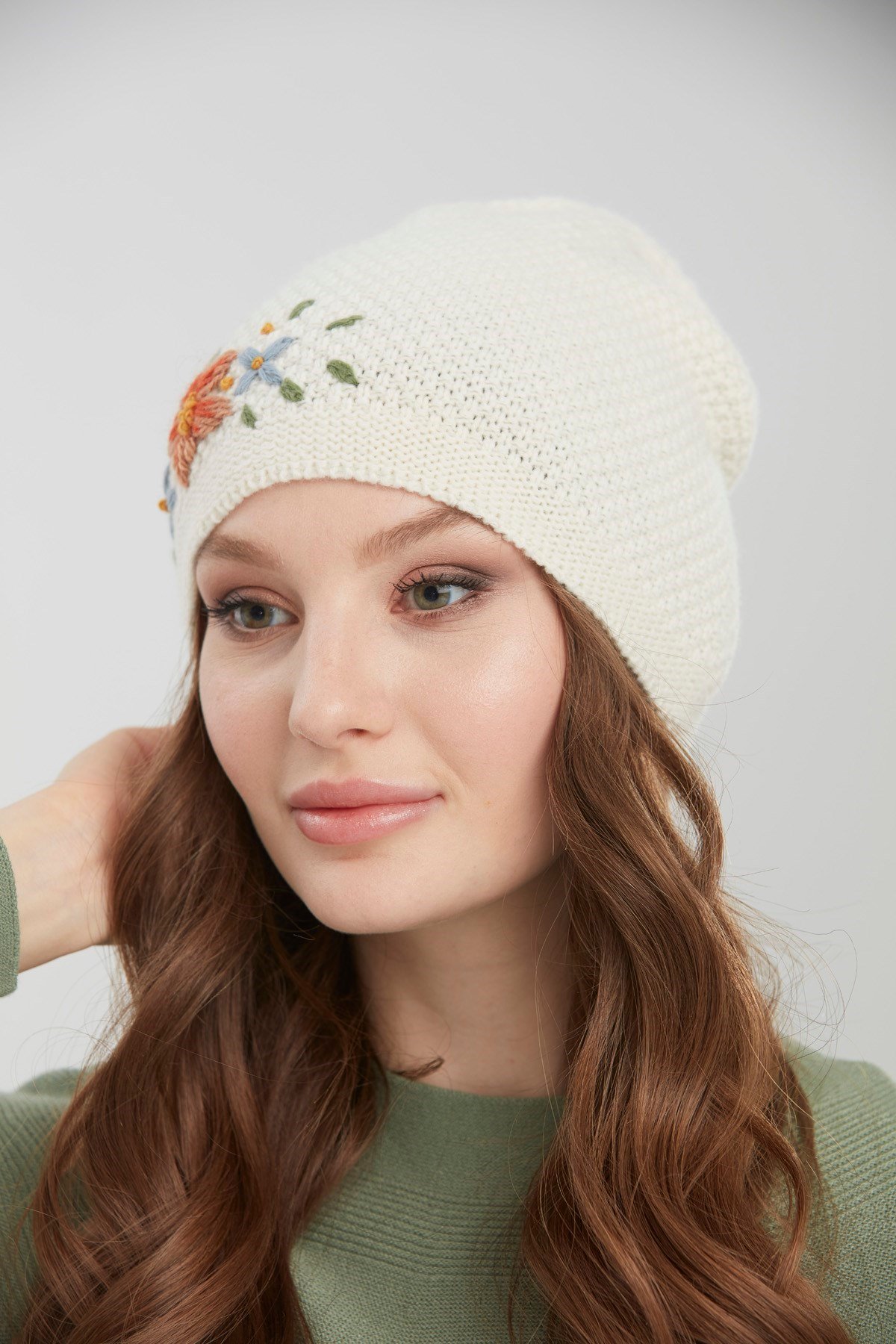 22028Kadın İşlemeli Yün Bere Kemik