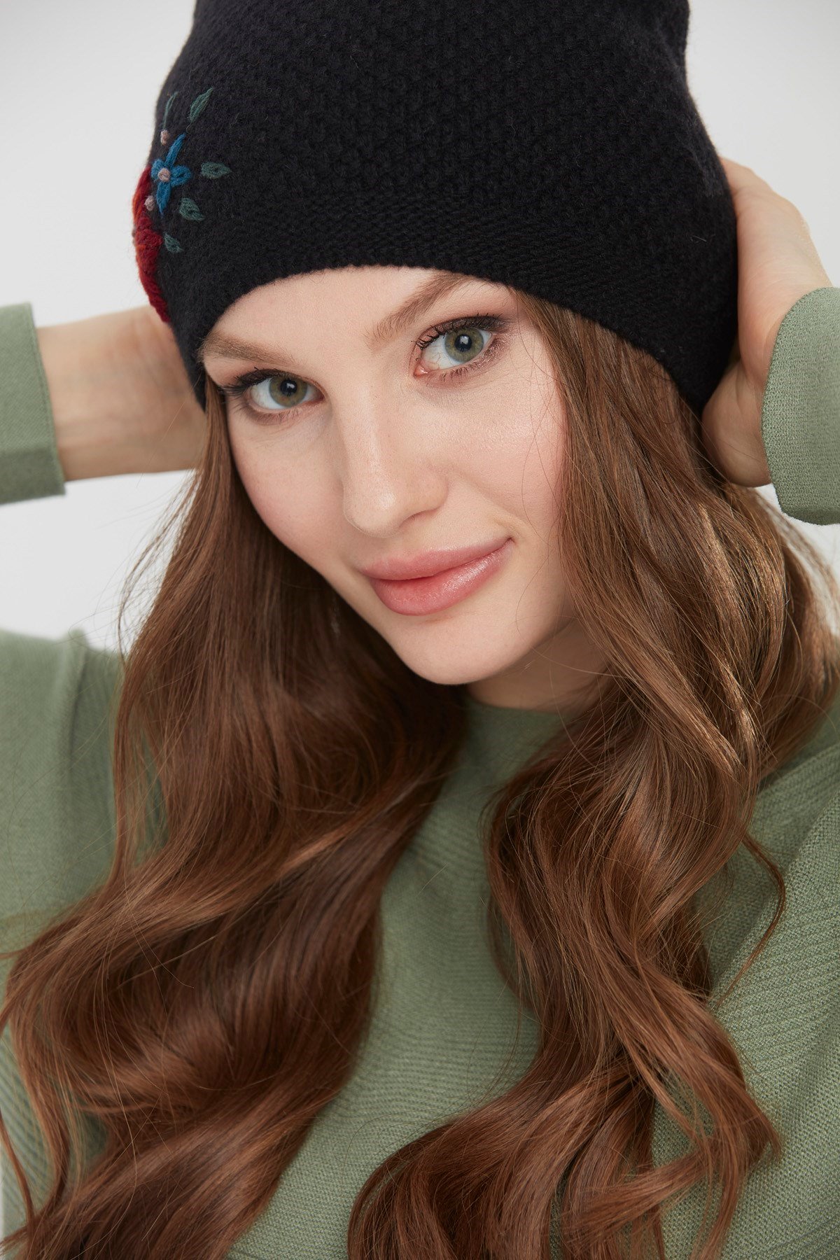 22028Kadın İşlemeli Yün Bere Siyah