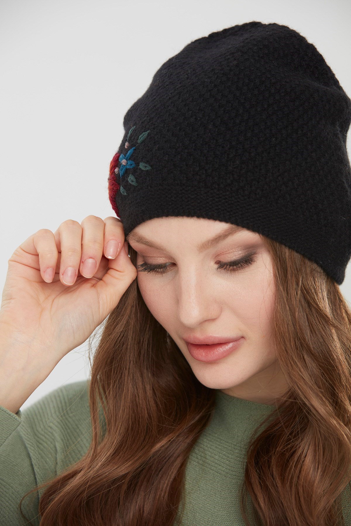 22028Kadın İşlemeli Yün Bere Siyah