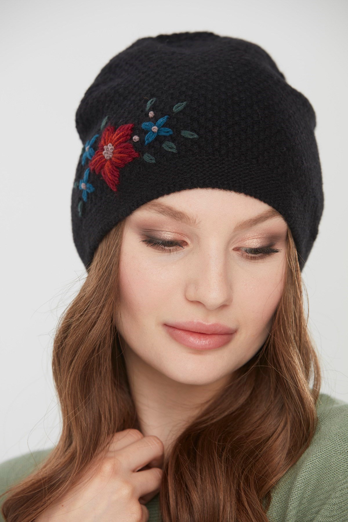 22028Kadın İşlemeli Yün Bere Siyah