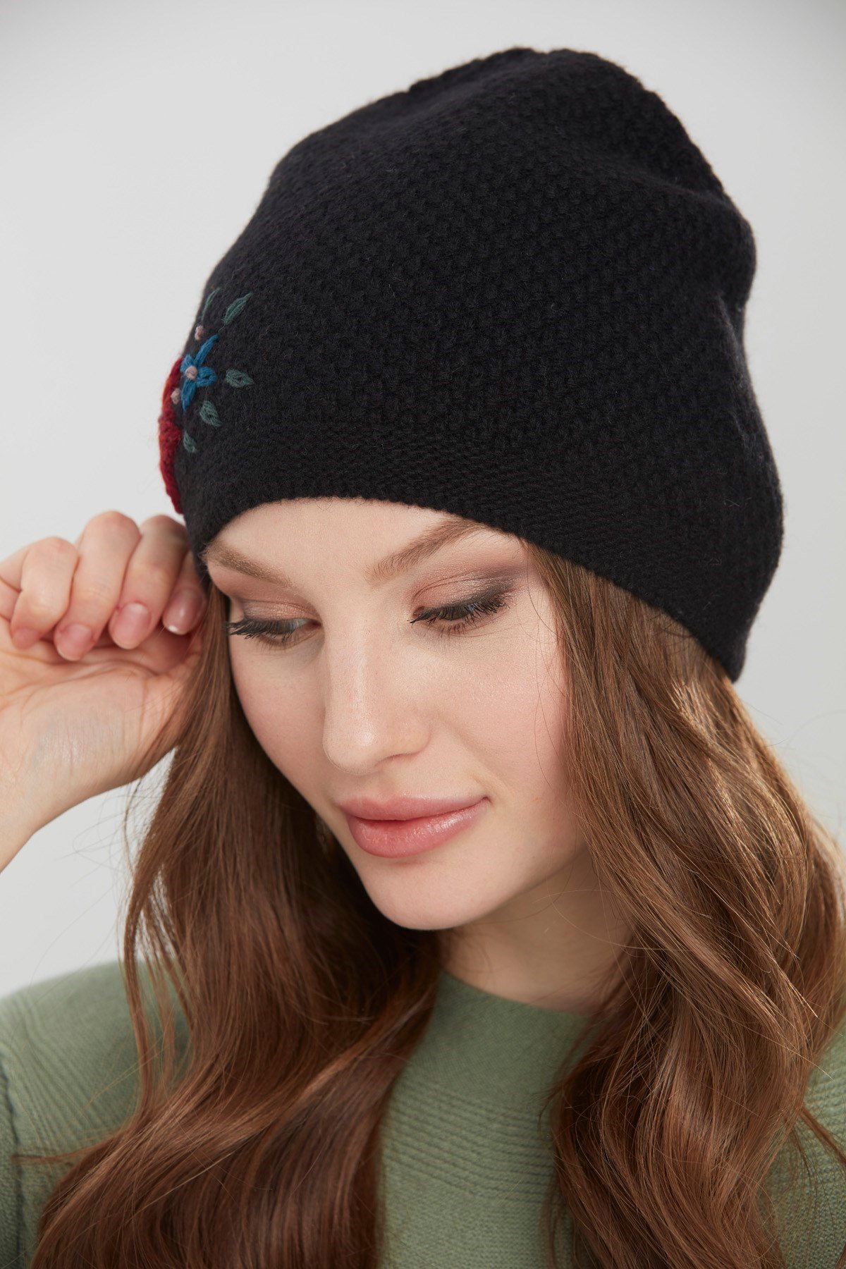 22028Kadın İşlemeli Yün Bere Siyah