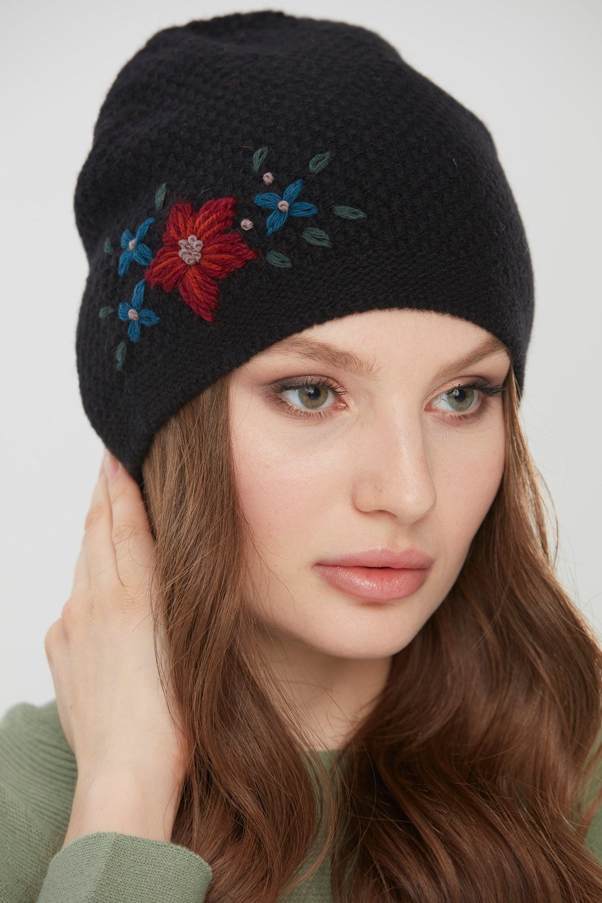 22028Kadın İşlemeli Yün Bere Siyah