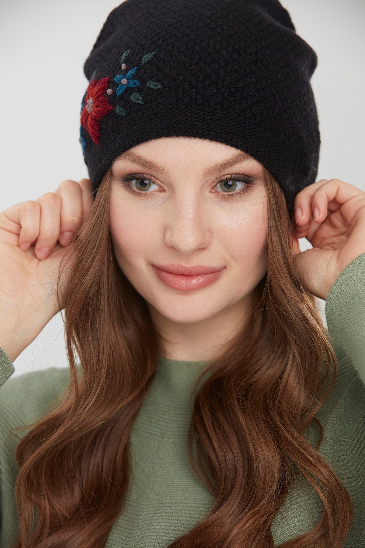 22028Kadın İşlemeli Yün Bere Siyah