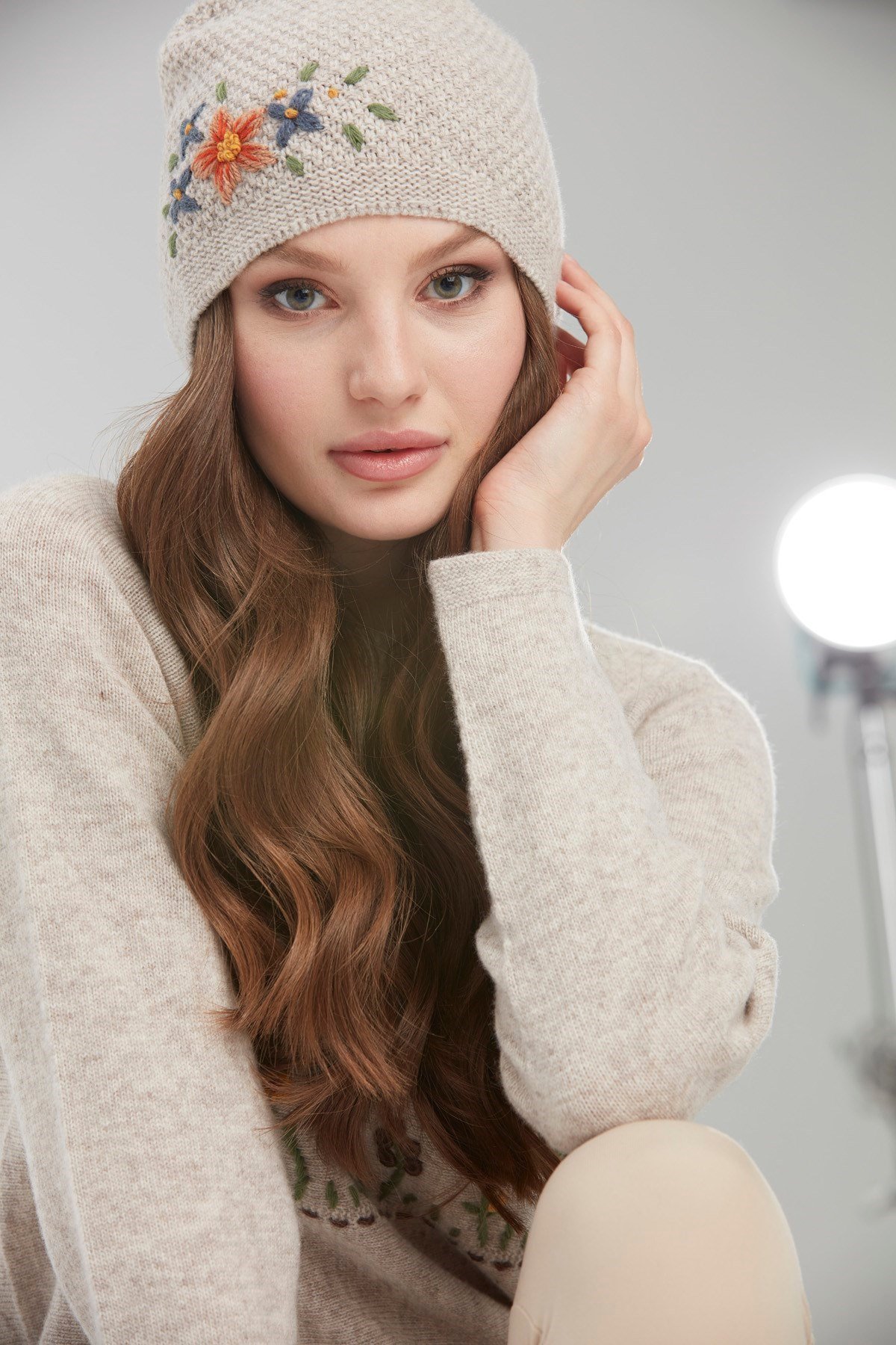 22028Kadın İşlemeli Yün Bere V.Bej