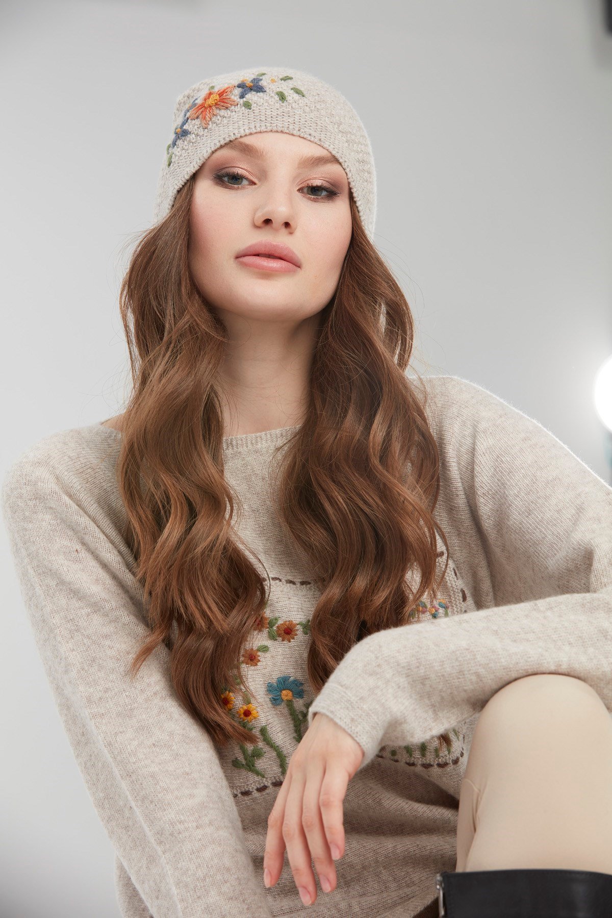 22028Kadın İşlemeli Yün Bere V.Bej