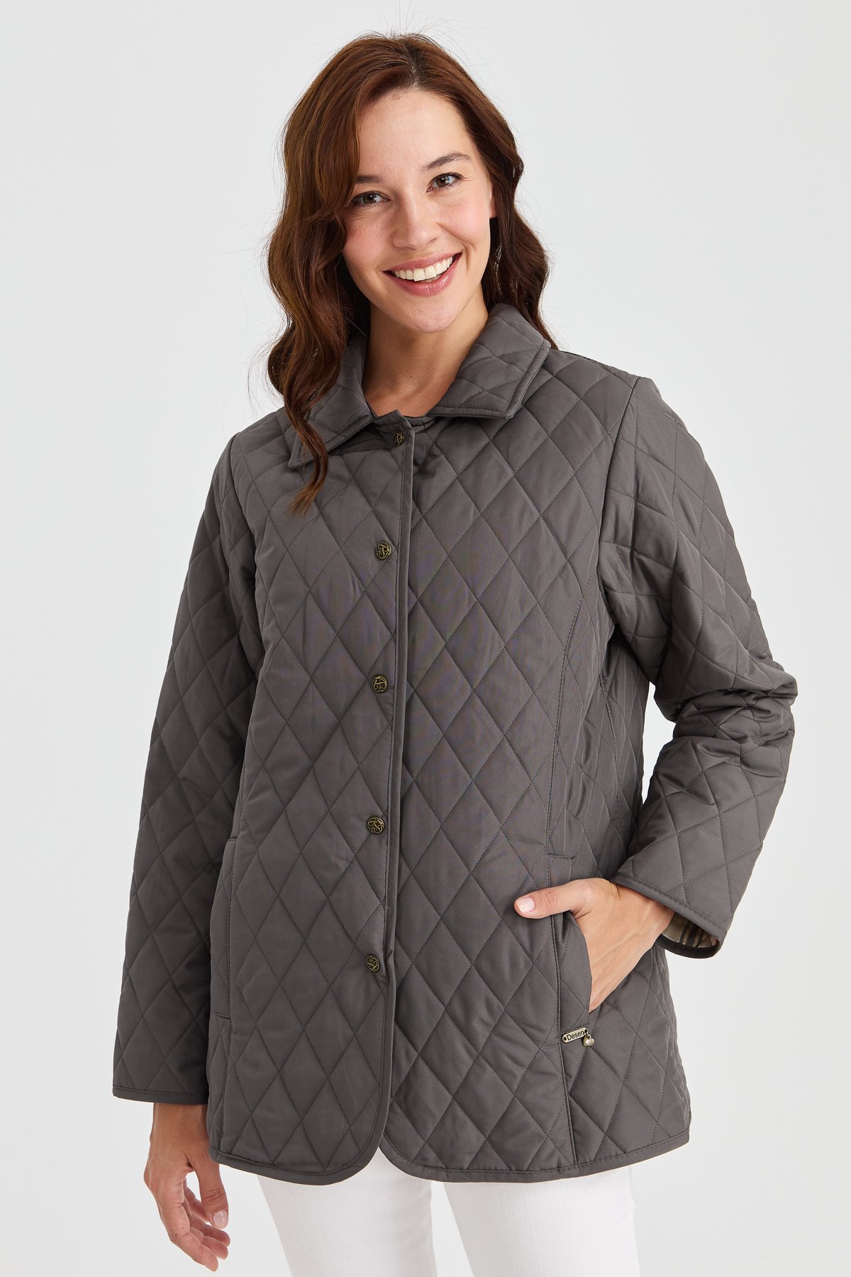 21433Женский стеганый жакет средней длины 1-6, серый