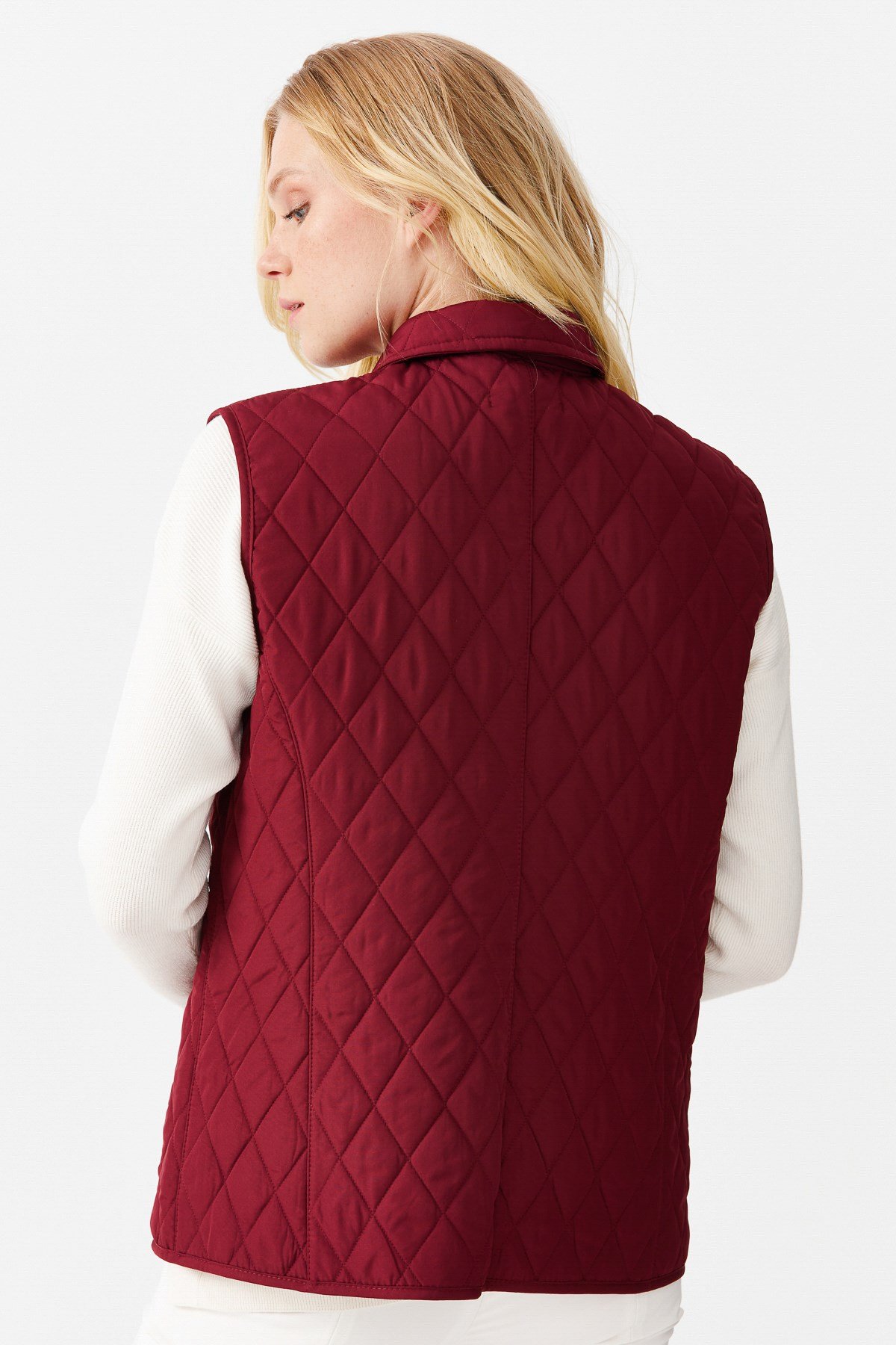 21437Женская стеганая жилетка, бордо