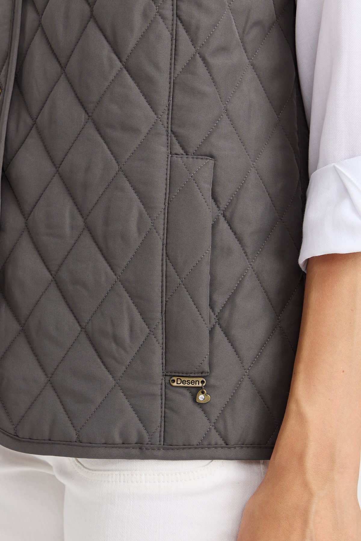 21437Женский стеганый жилет серый