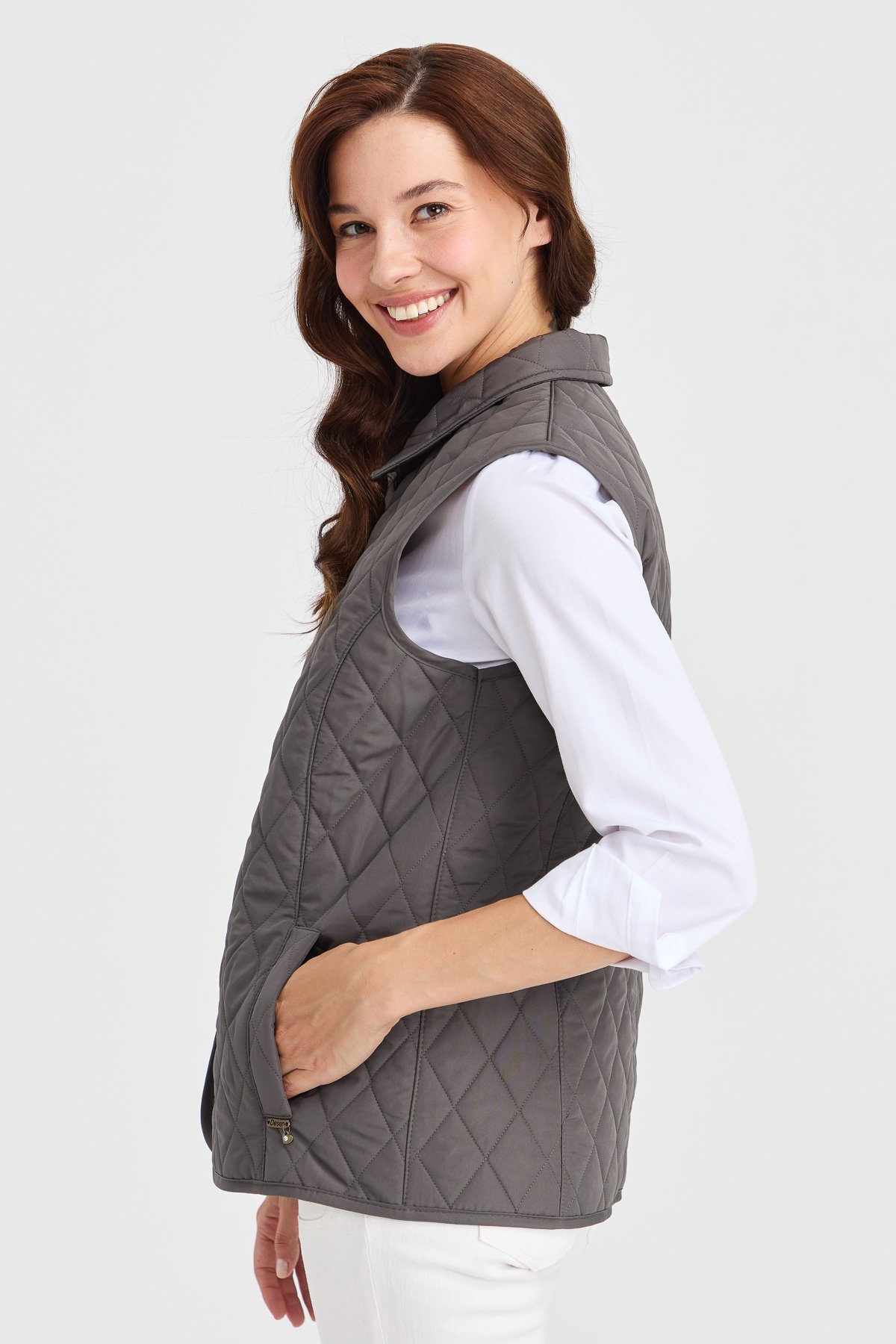 21437Женский стеганый жилет серый