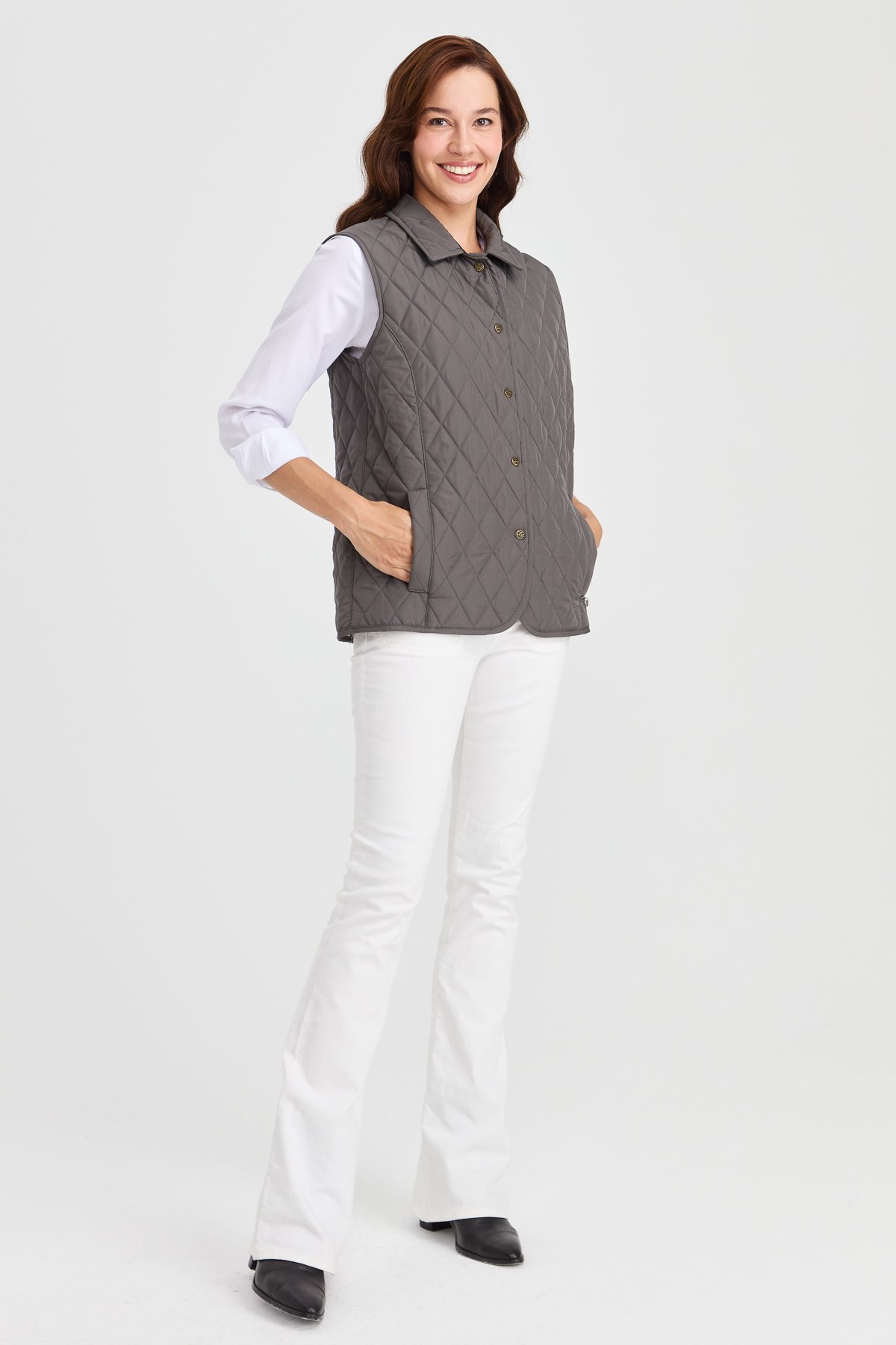 21437Женский стеганый жилет серый