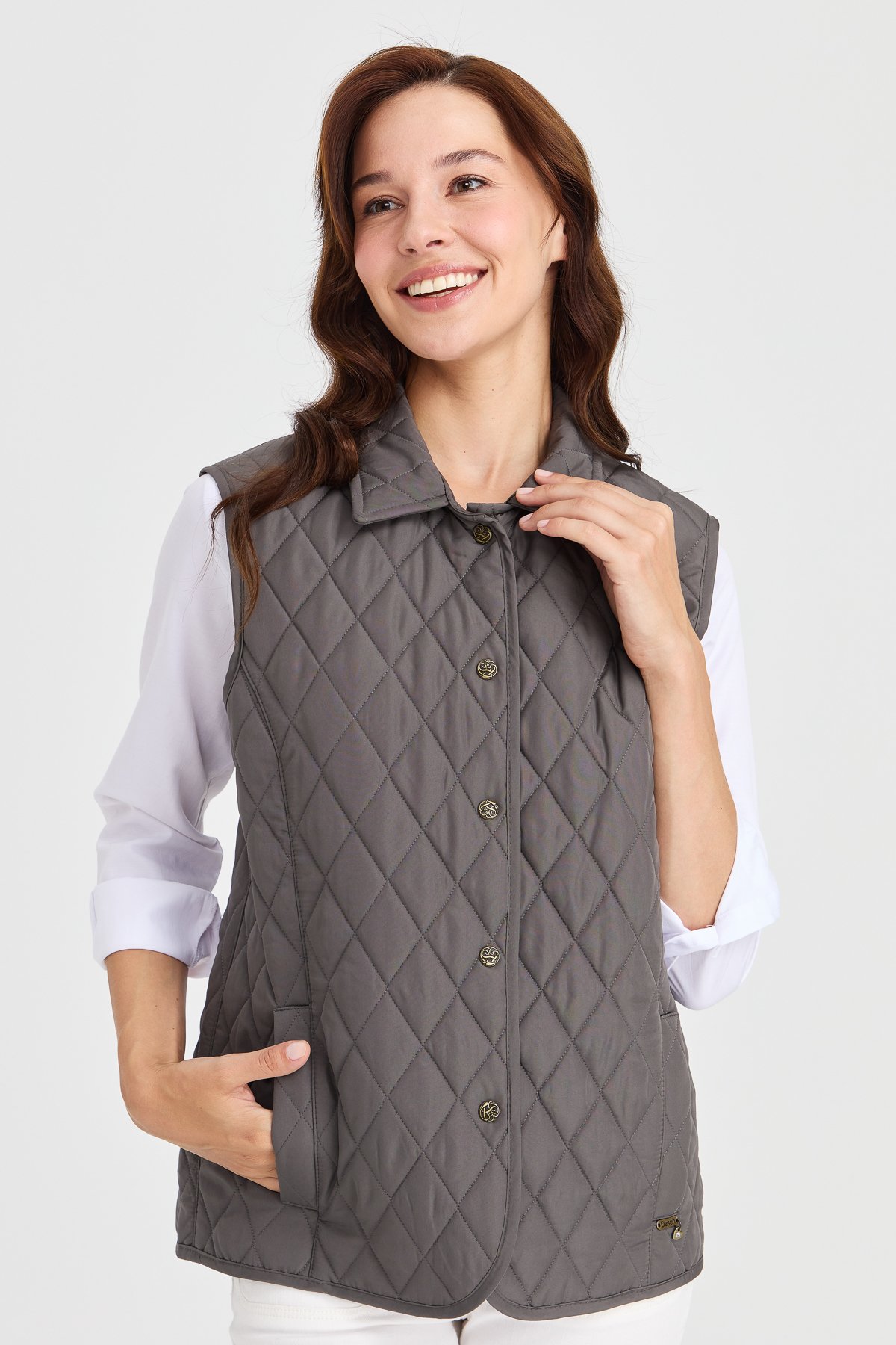 21437Женский стеганый жилет серый