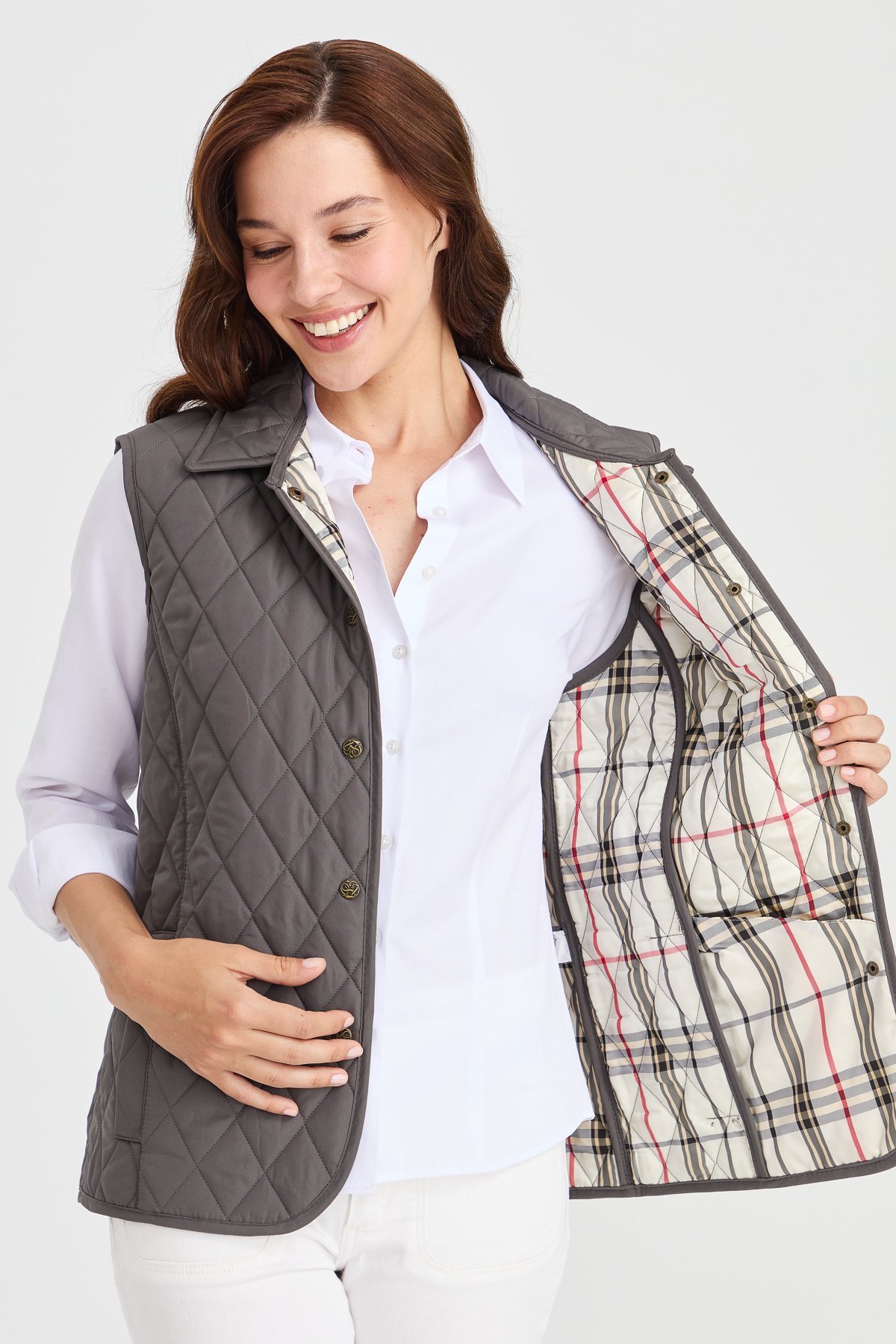 21437Женский стеганый жилет серый