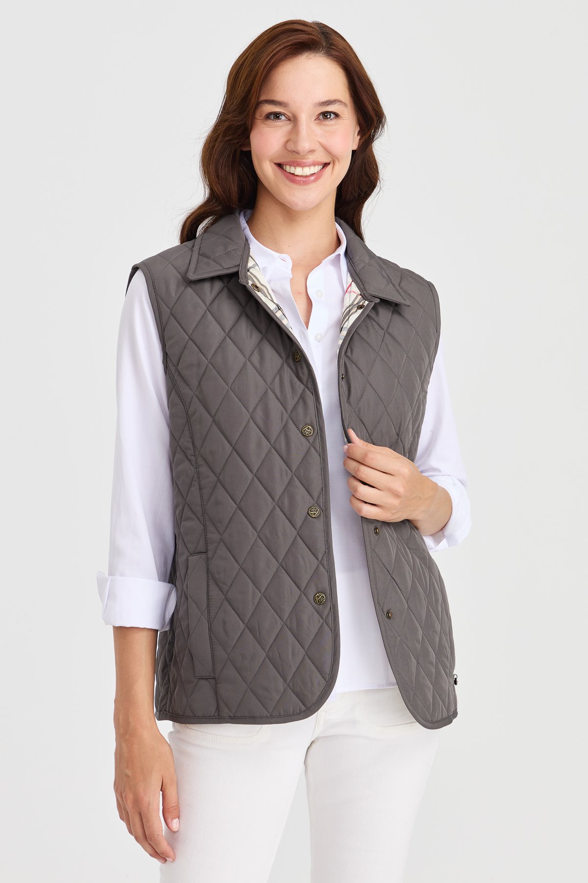 21437Женский стеганый жилет серый