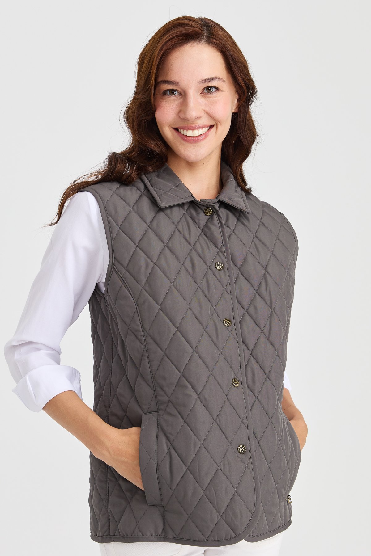 21437Женский стеганый жилет серый