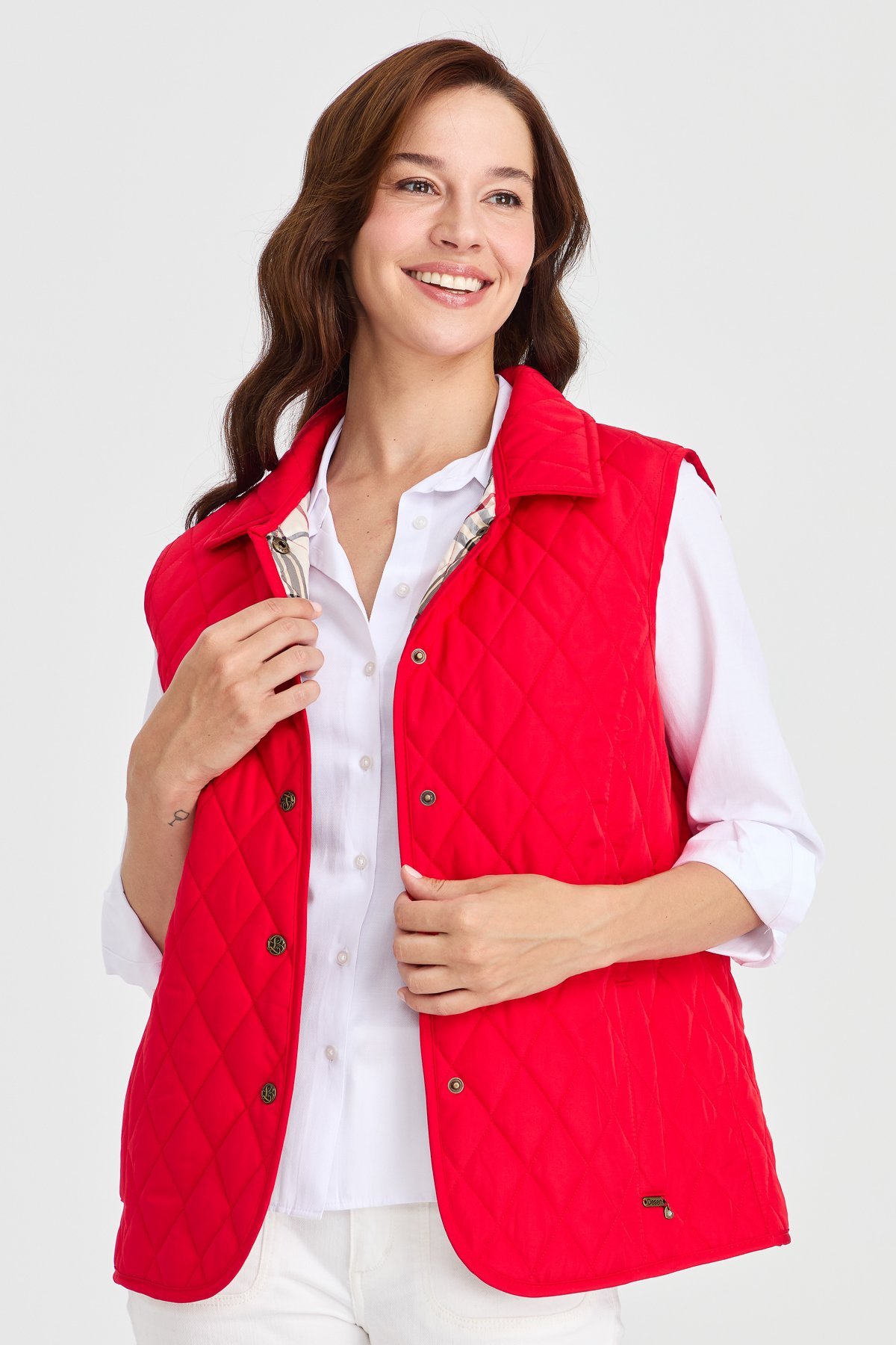 21437Женский стеганый жилет красный
