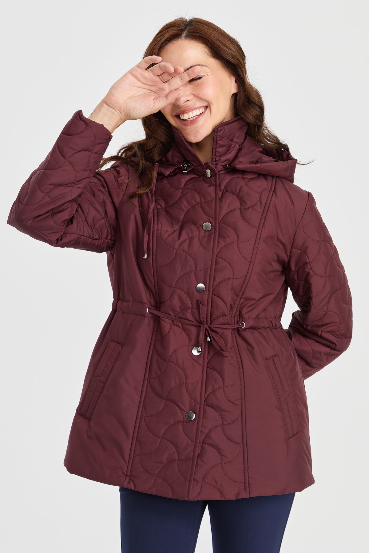 23401Kadın Kapüşonlu Beli Bağcıklı Kapitone Kaban Bordo