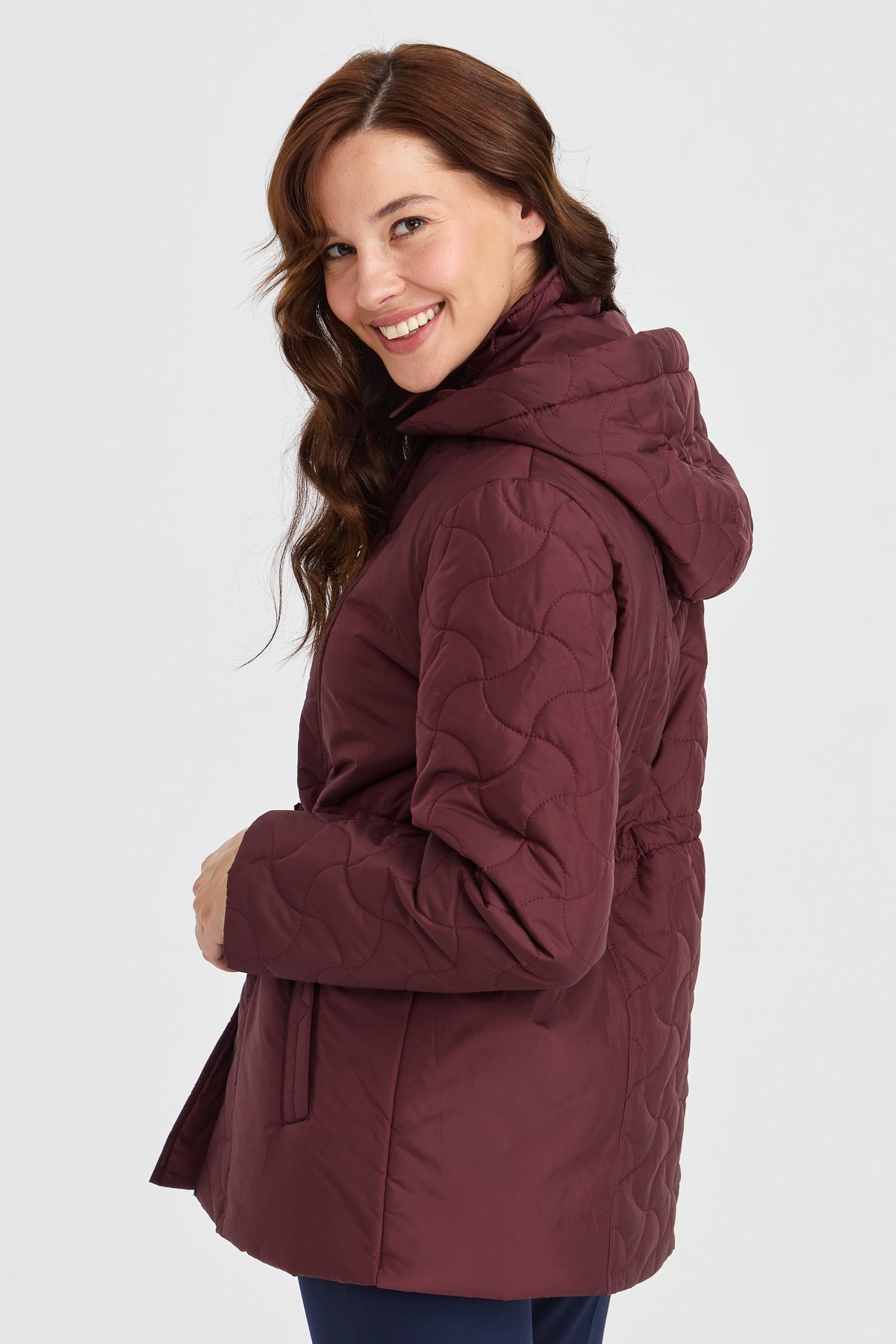 23401Kadın Kapüşonlu Beli Bağcıklı Kapitone Kaban Bordo