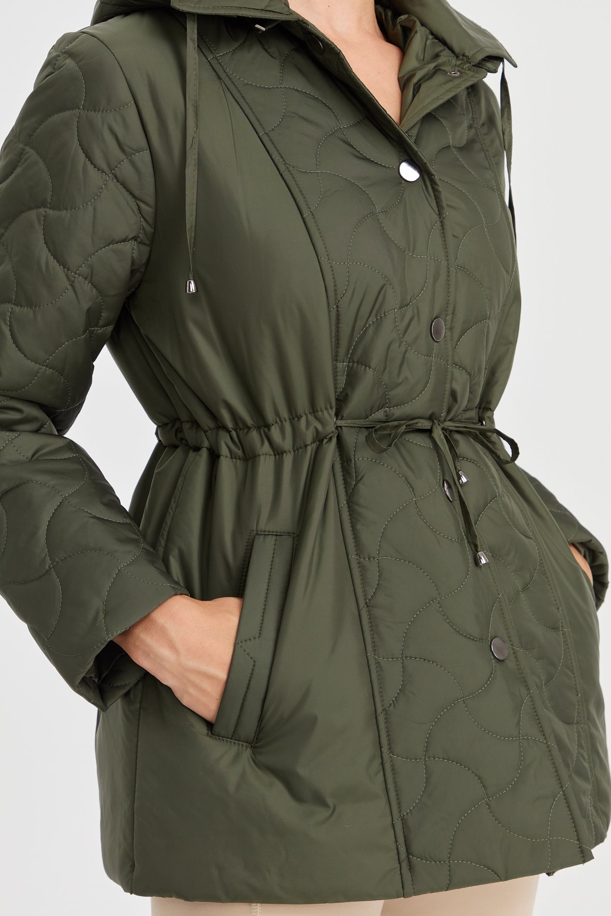 23401Kadın Kapüşonlu Beli Bağcıklı Kapitone Kaban Haki