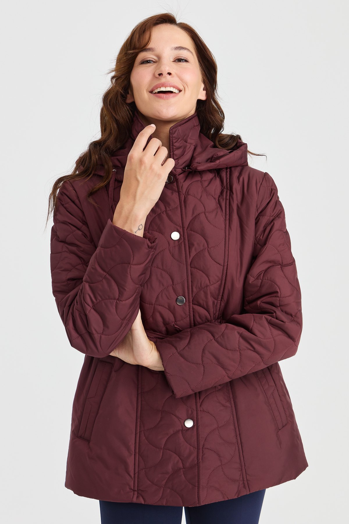 23401Kadın Kapüşonlu Beli Bağcıklı Kapitone Kaban Bordo