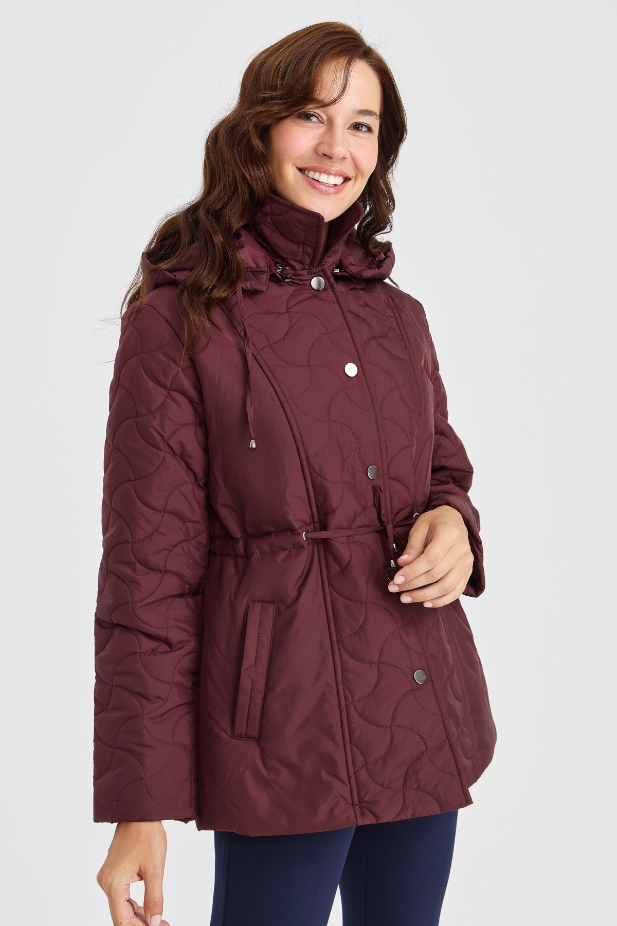 23401Kadın Kapüşonlu Beli Bağcıklı Kapitone Kaban Bordo