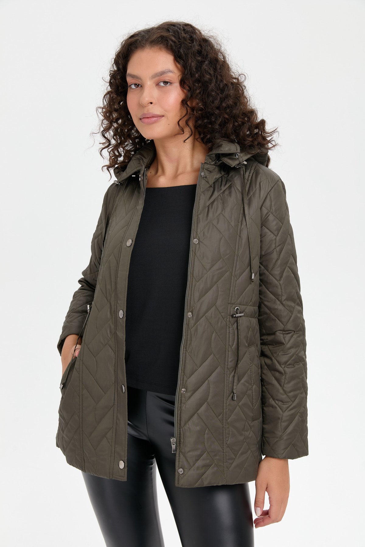 24412Kadın Kapüşonlu Beli Bağcıklı Kısa Kapitone Kaban Haki