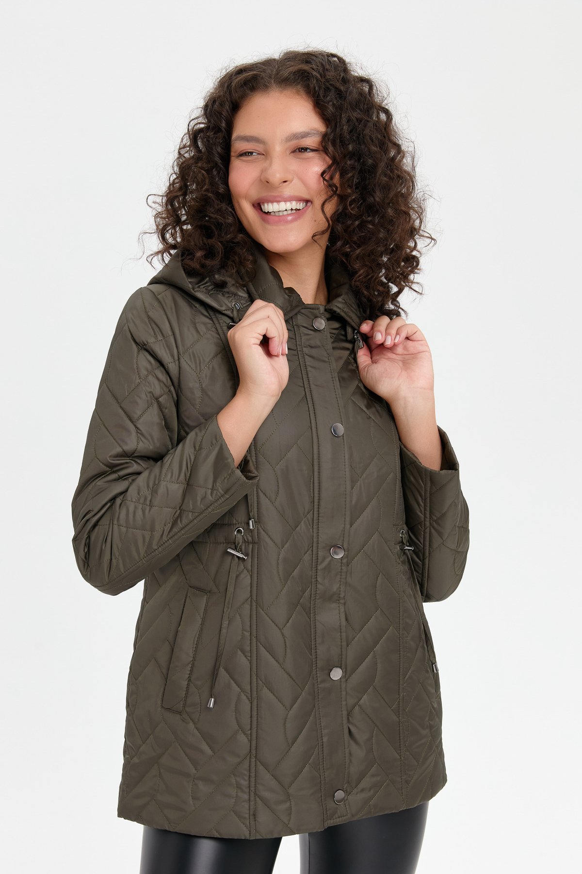 24412Kadın Kapüşonlu Beli Bağcıklı Kısa Kapitone Kaban Haki