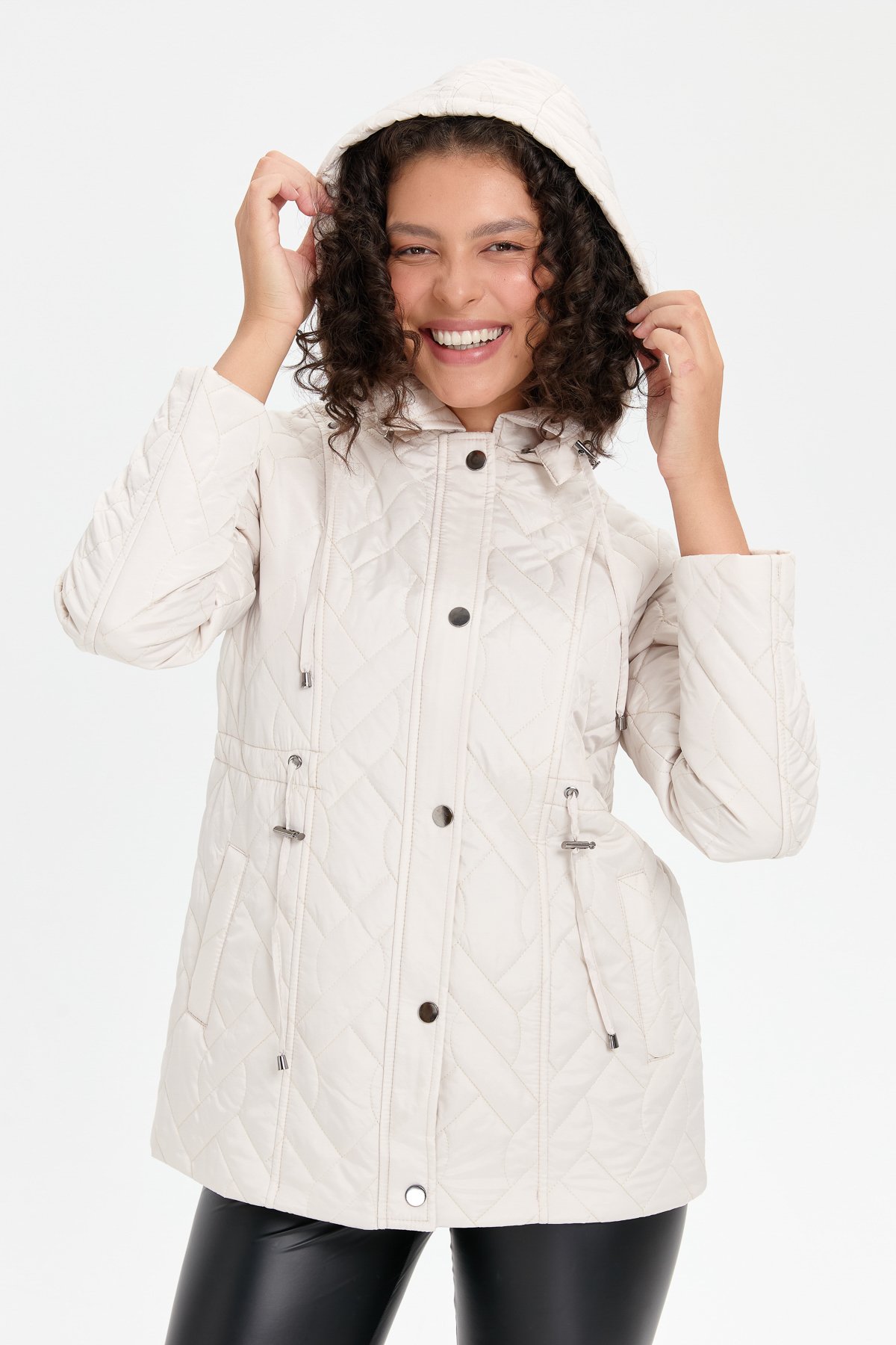 24412Kadın Kapüşonlu Beli Bağcıklı Kısa Kapitone Kaban Taş