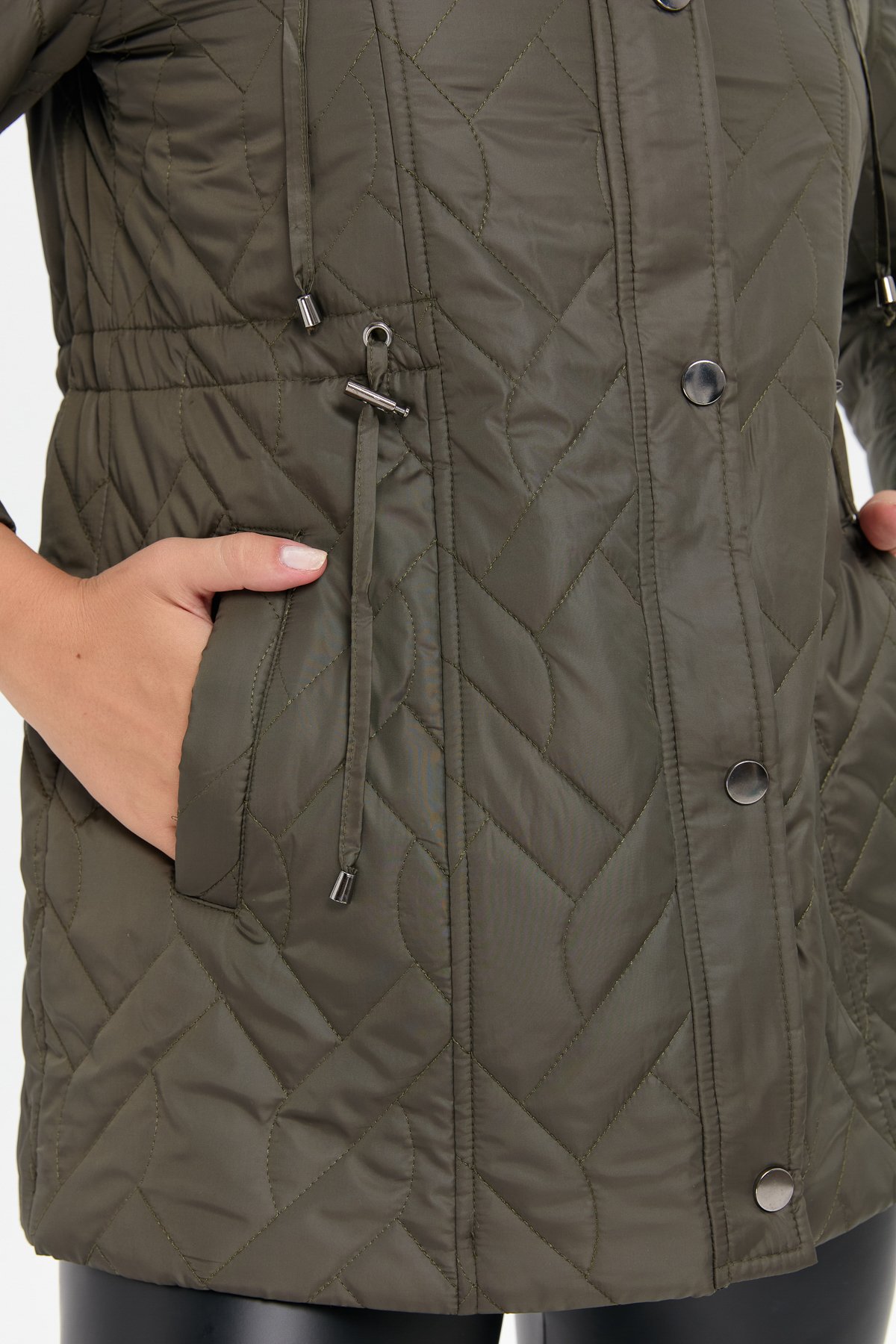 24412Kadın Kapüşonlu Beli Bağcıklı Kısa Kapitone Kaban Haki