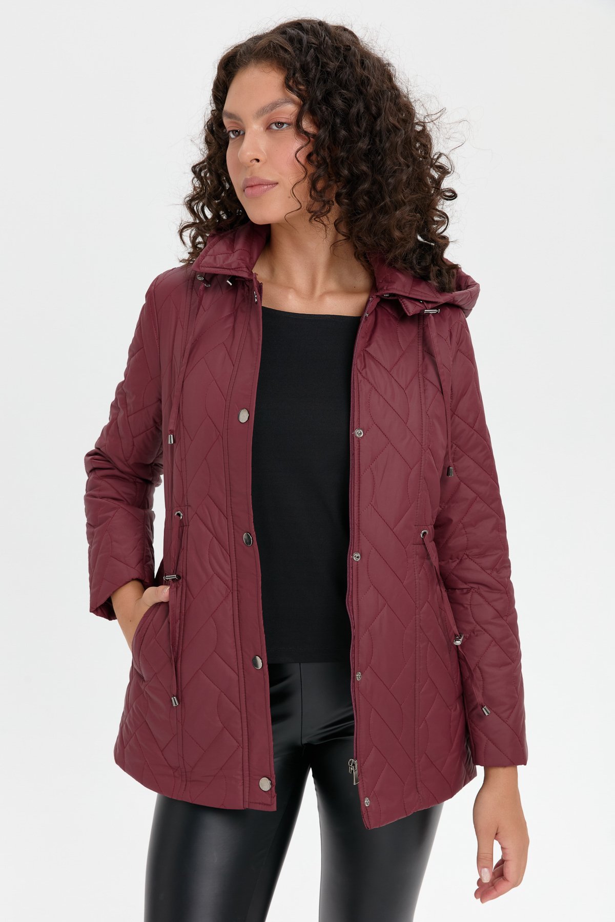 24412Kadın Kapüşonlu Beli Bağcıklı Kısa Kapitone Kaban Bordo