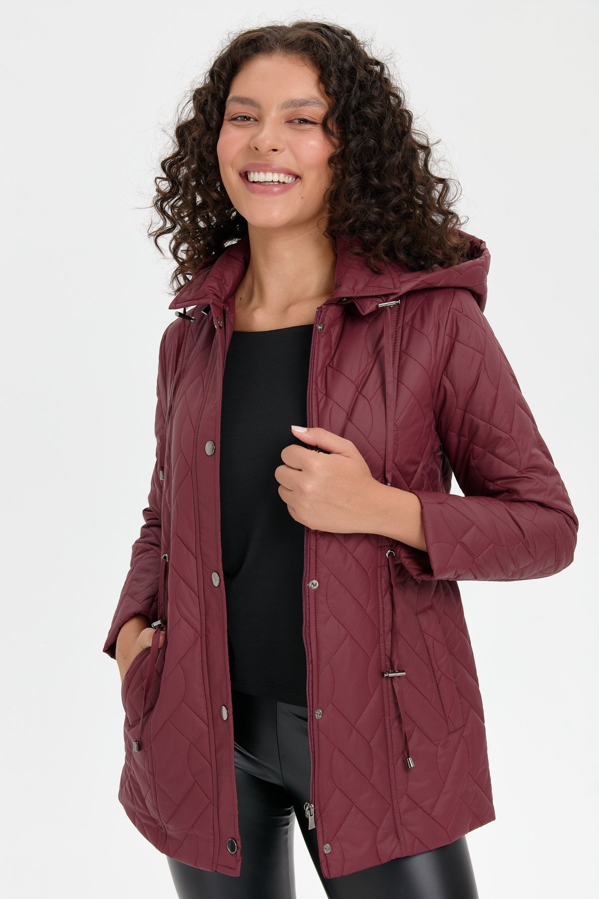 24412Kadın Kapüşonlu Beli Bağcıklı Kısa Kapitone Kaban Bordo