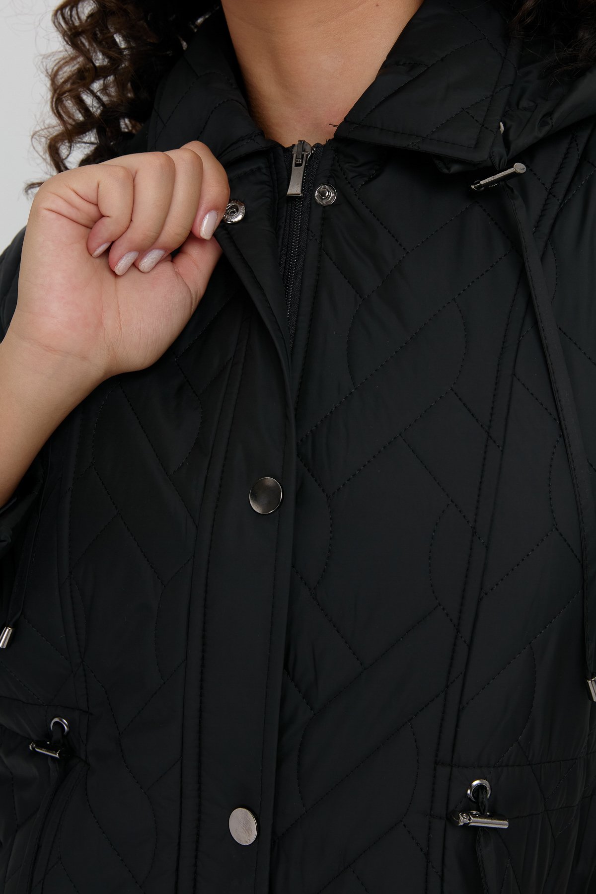 24412Kadın Kapüşonlu Beli Bağcıklı Kısa Kapitone Kaban Siyah