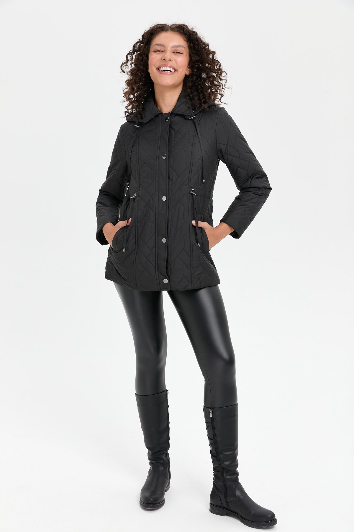 24412Kadın Kapüşonlu Beli Bağcıklı Kısa Kapitone Kaban Siyah