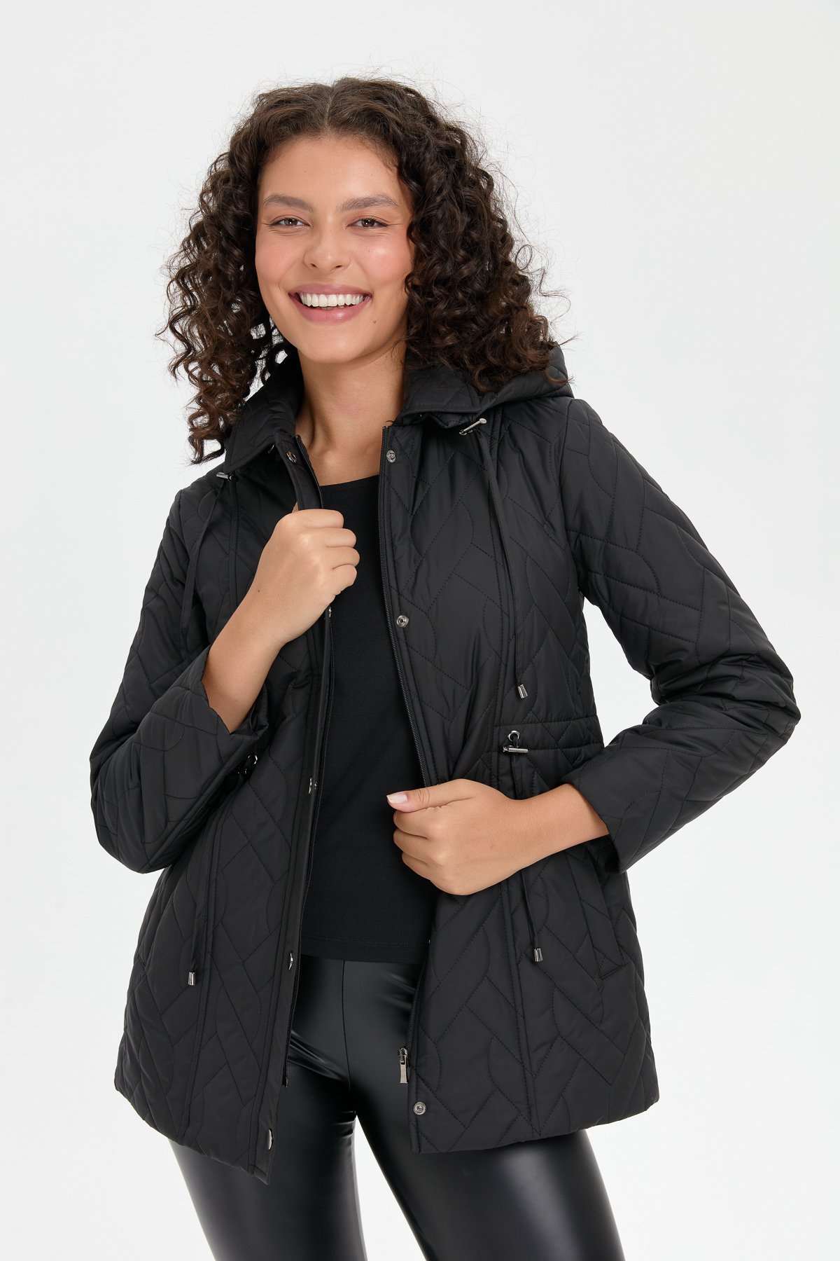 24412Kadın Kapüşonlu Beli Bağcıklı Kısa Kapitone Kaban Siyah