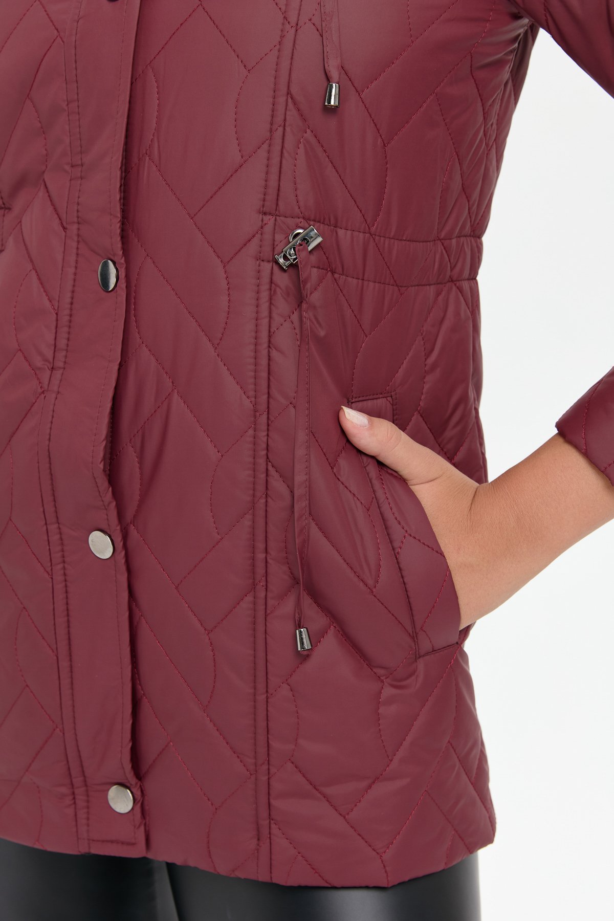 24412Kadın Kapüşonlu Beli Bağcıklı Kısa Kapitone Kaban Bordo