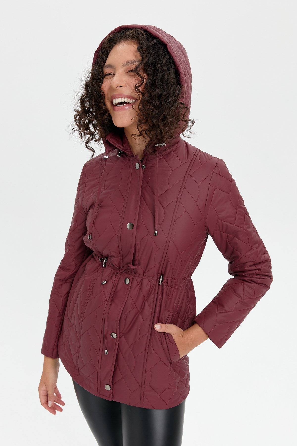 24412Kadın Kapüşonlu Beli Bağcıklı Kısa Kapitone Kaban Bordo