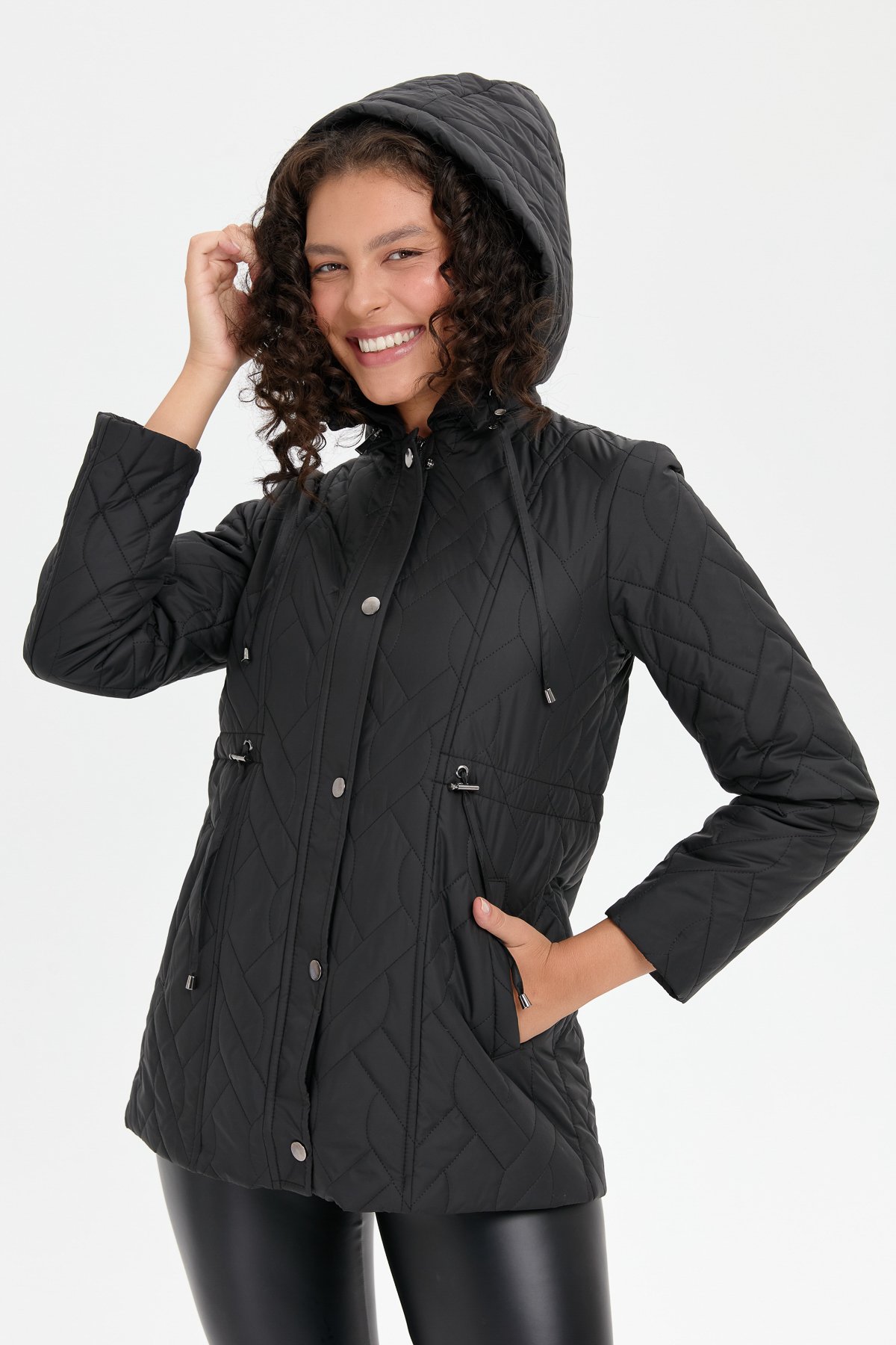 24412Kadın Kapüşonlu Beli Bağcıklı Kısa Kapitone Kaban Siyah