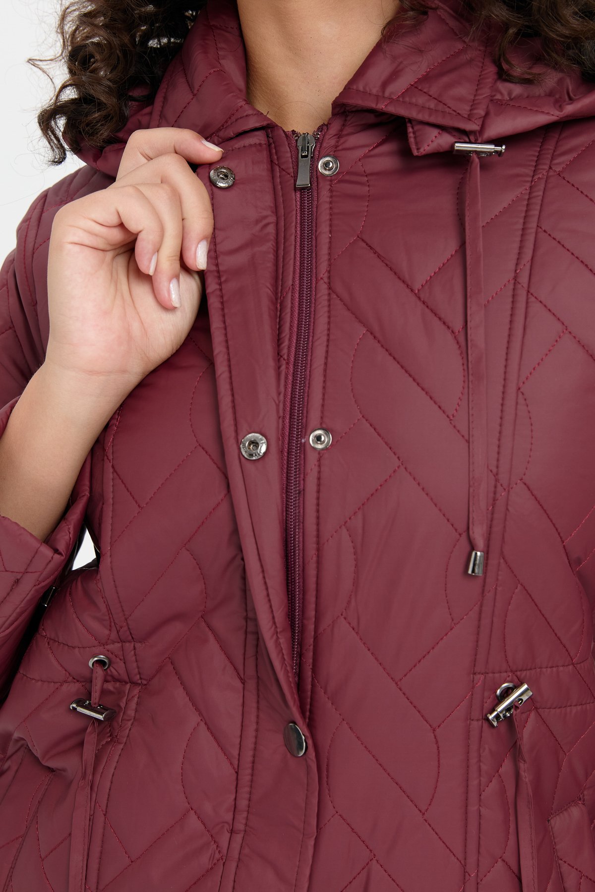 24412Kadın Kapüşonlu Beli Bağcıklı Kısa Kapitone Kaban Bordo