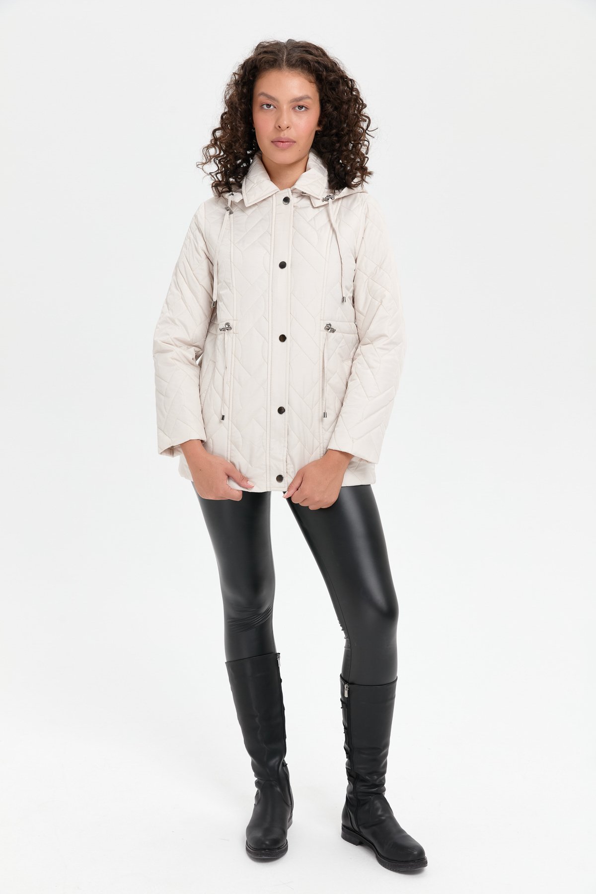 24412Kadın Kapüşonlu Beli Bağcıklı Kısa Kapitone Kaban Taş
