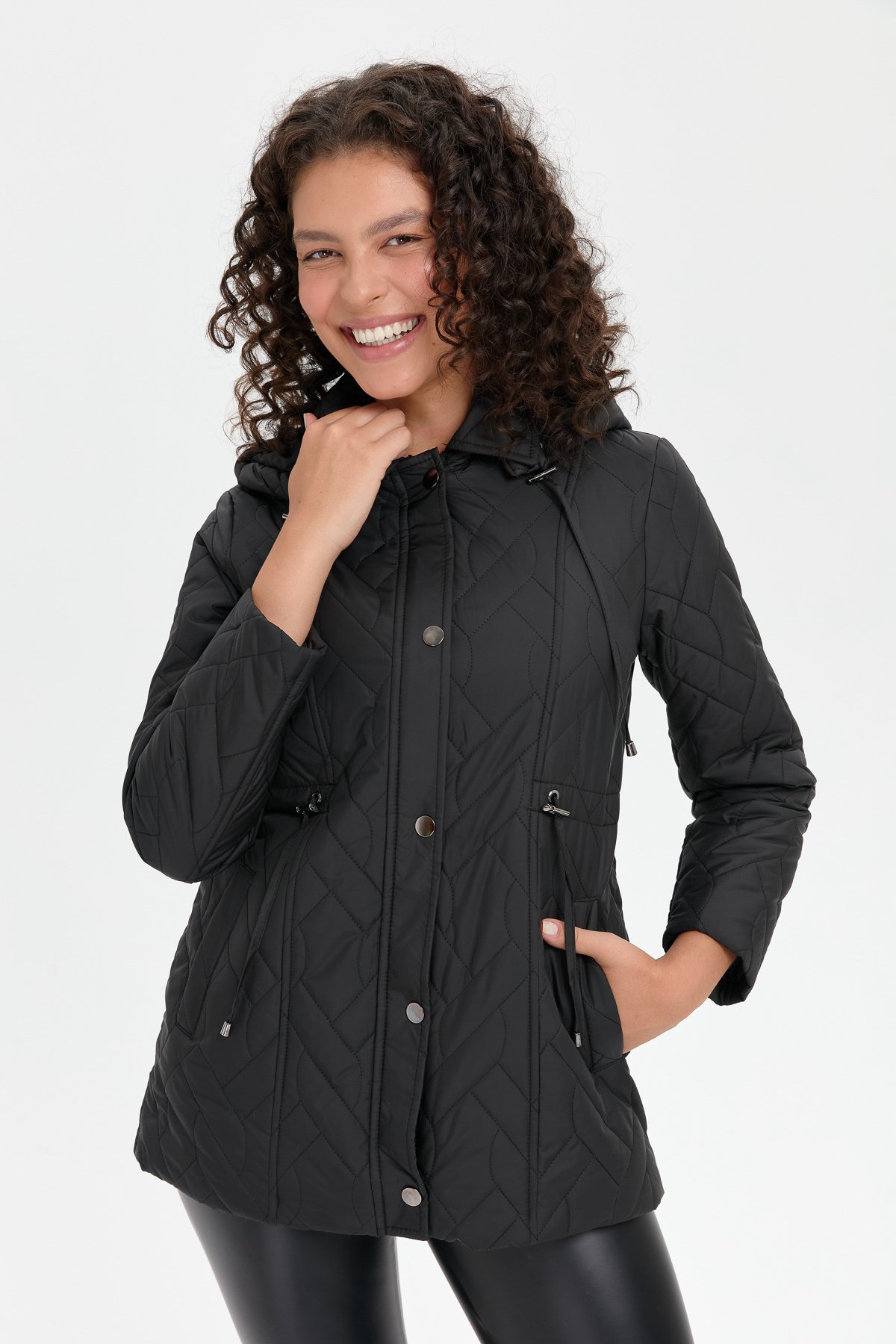 24412Kadın Kapüşonlu Beli Bağcıklı Kısa Kapitone Kaban Siyah