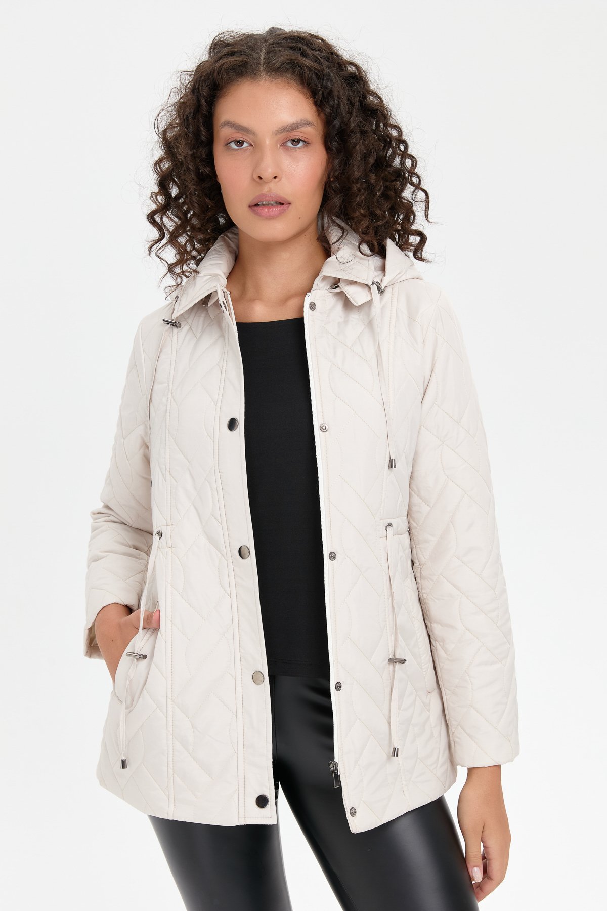 24412Kadın Kapüşonlu Beli Bağcıklı Kısa Kapitone Kaban Taş