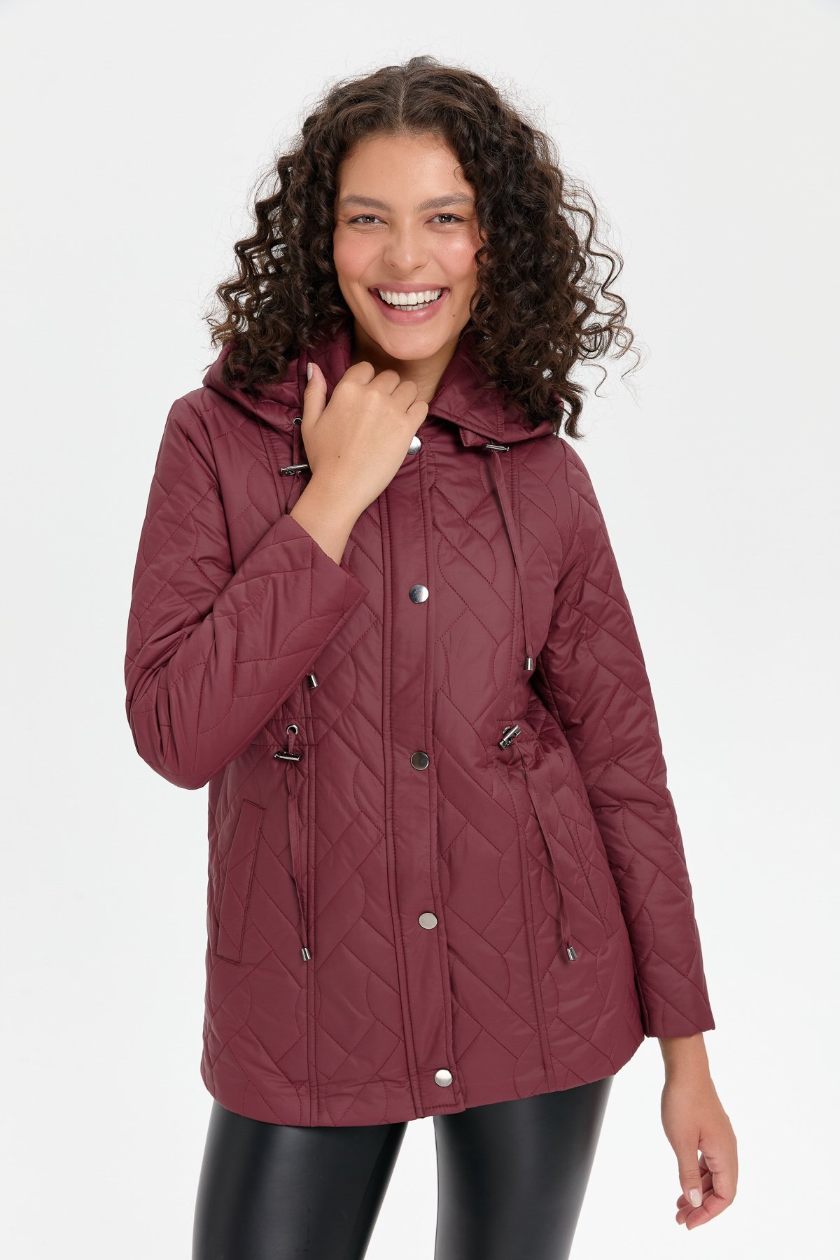 24412Kadın Kapüşonlu Beli Bağcıklı Kısa Kapitone Kaban Bordo