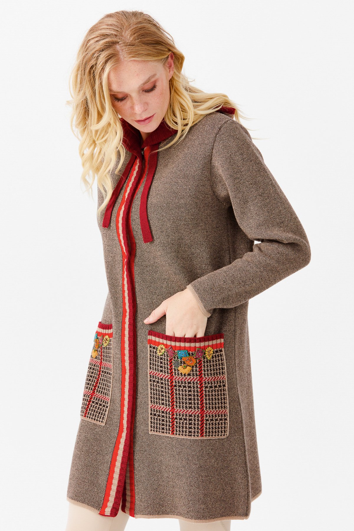 22057Kadın Kapüşonlu Cebi Kareli Kazayağı Desenli Uzun Hırka Bej