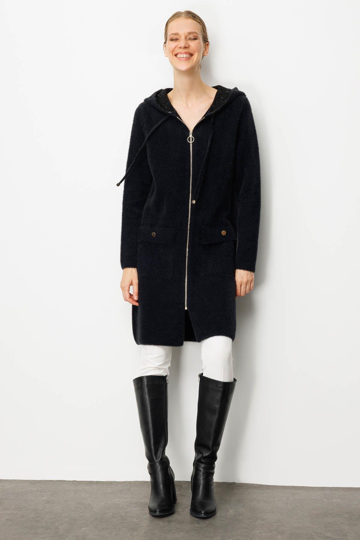 25011Kadın Kapüşonlu Cebi Metal Düğmeli Afrodit Kaban Siyah