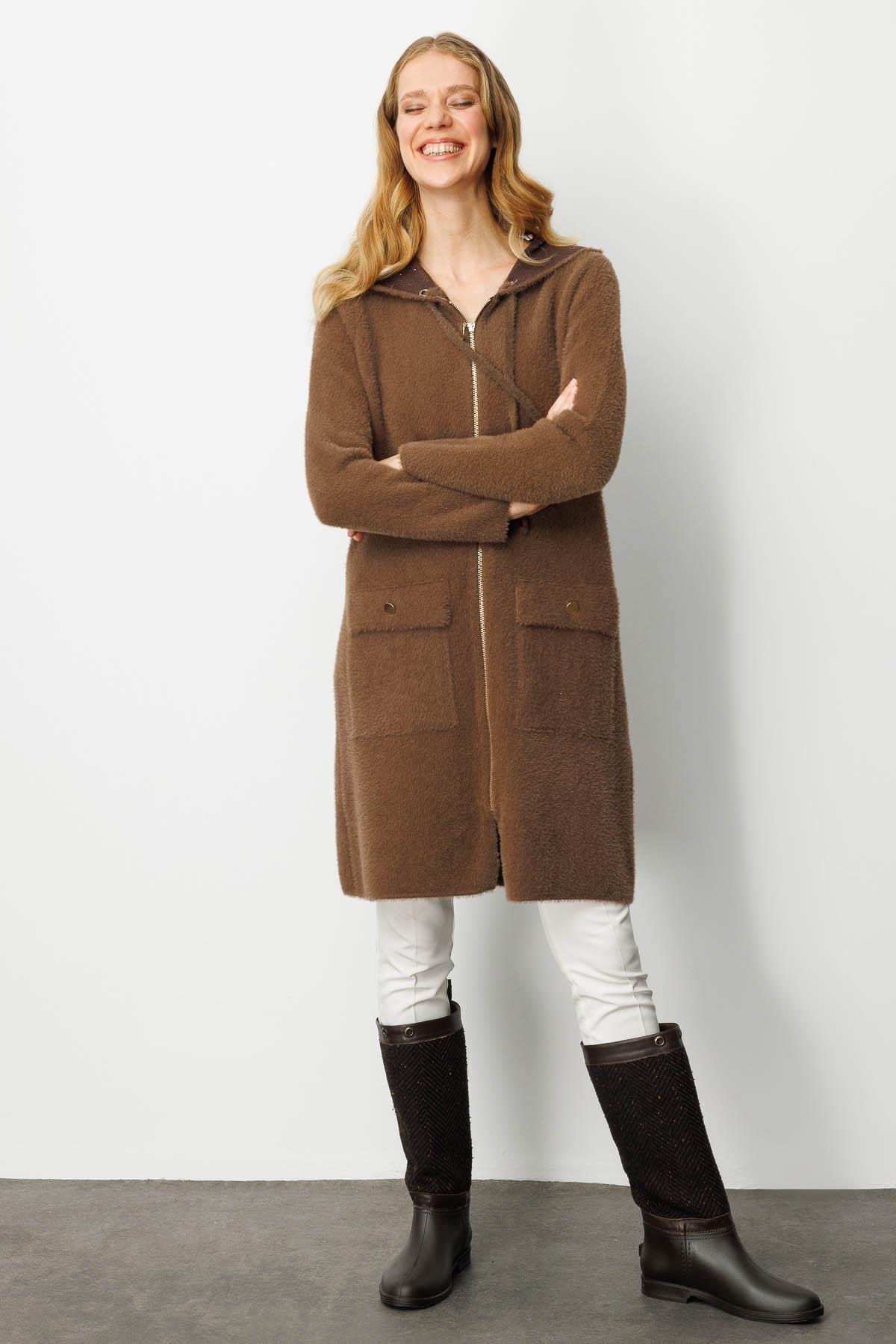 25011Kadın Kapüşonlu Cebi Metal Düğmeli Afrodit Kaban Kahve