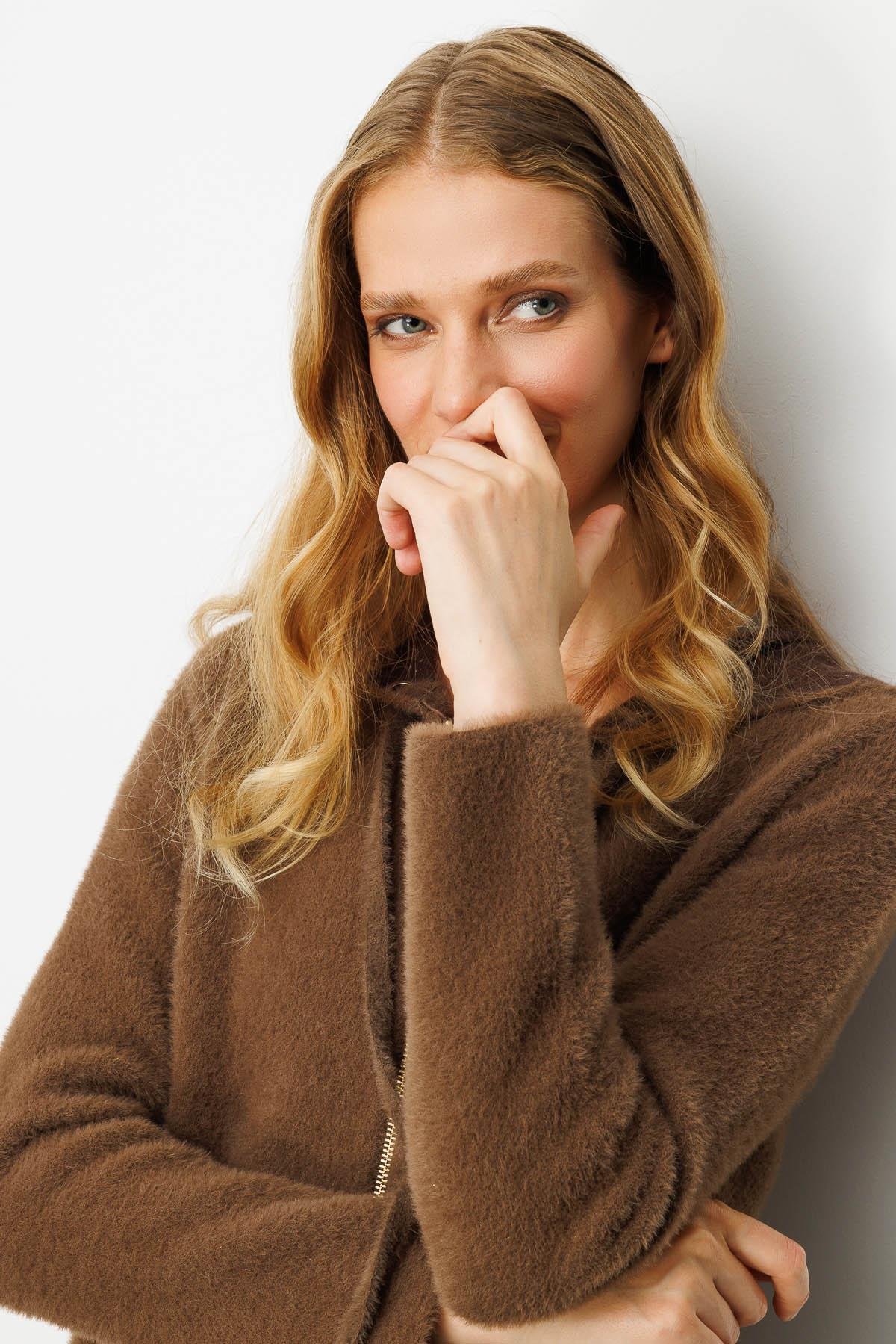 25011Kadın Kapüşonlu Cebi Metal Düğmeli Afrodit Kaban Kahve